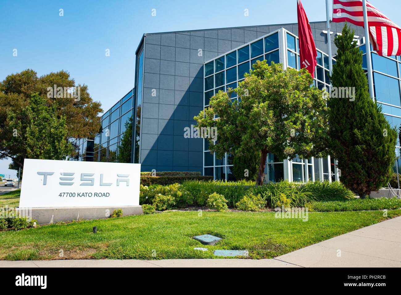 Signer avec logo pour Tesla Motors en face du nouveau bâtiment de verre près du siège social de la société dans la Silicon Valley, Fremont, Californie, le 28 juillet 2018. () Banque D'Images