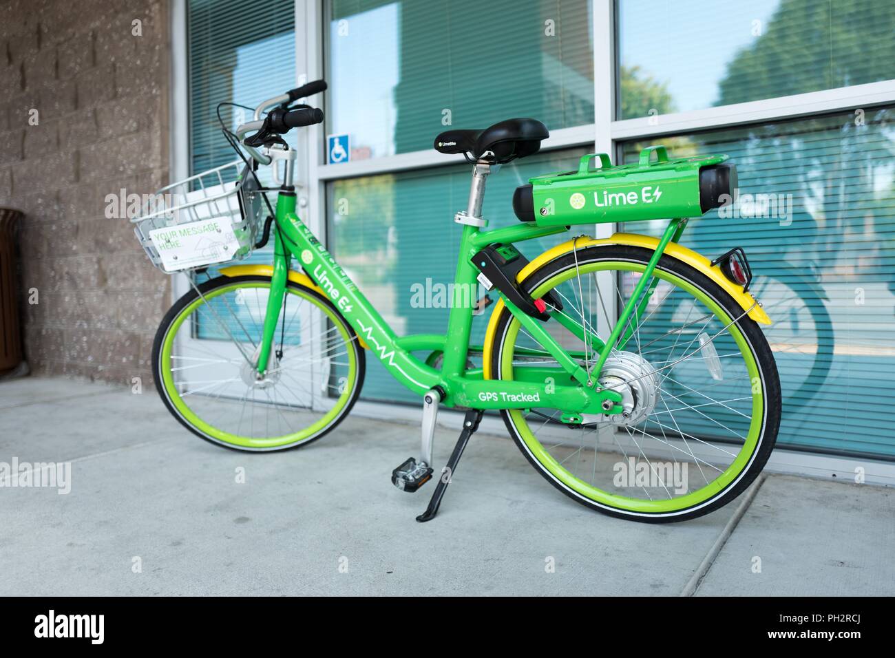 Faible angle de vue d'dockless vélo électrique de démarrage de l'économie de partage de la chaux, de la chaux comme marque E-Bike, stationné dans un centre commercial dans la Silicon Valley, Mountain View, Californie, le 28 juillet 2018. () Banque D'Images