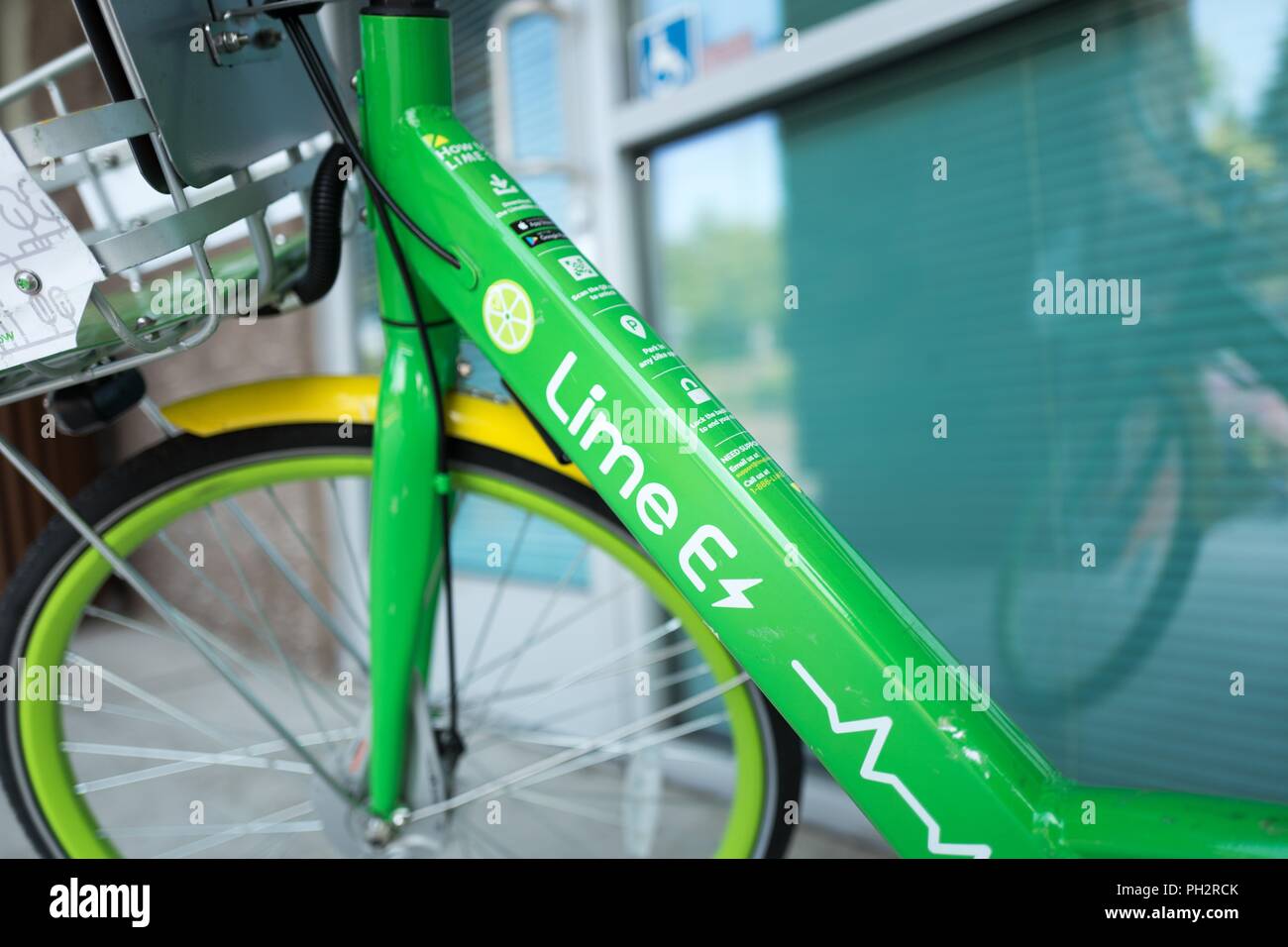 Close-up de la traverse avec le logo sur dockless vélo électrique de démarrage de l'économie de partage de la chaux, de la chaux comme marque E-Bike, stationné dans un centre commercial dans la Silicon Valley, Mountain View, Californie, le 28 juillet 2018. () Banque D'Images