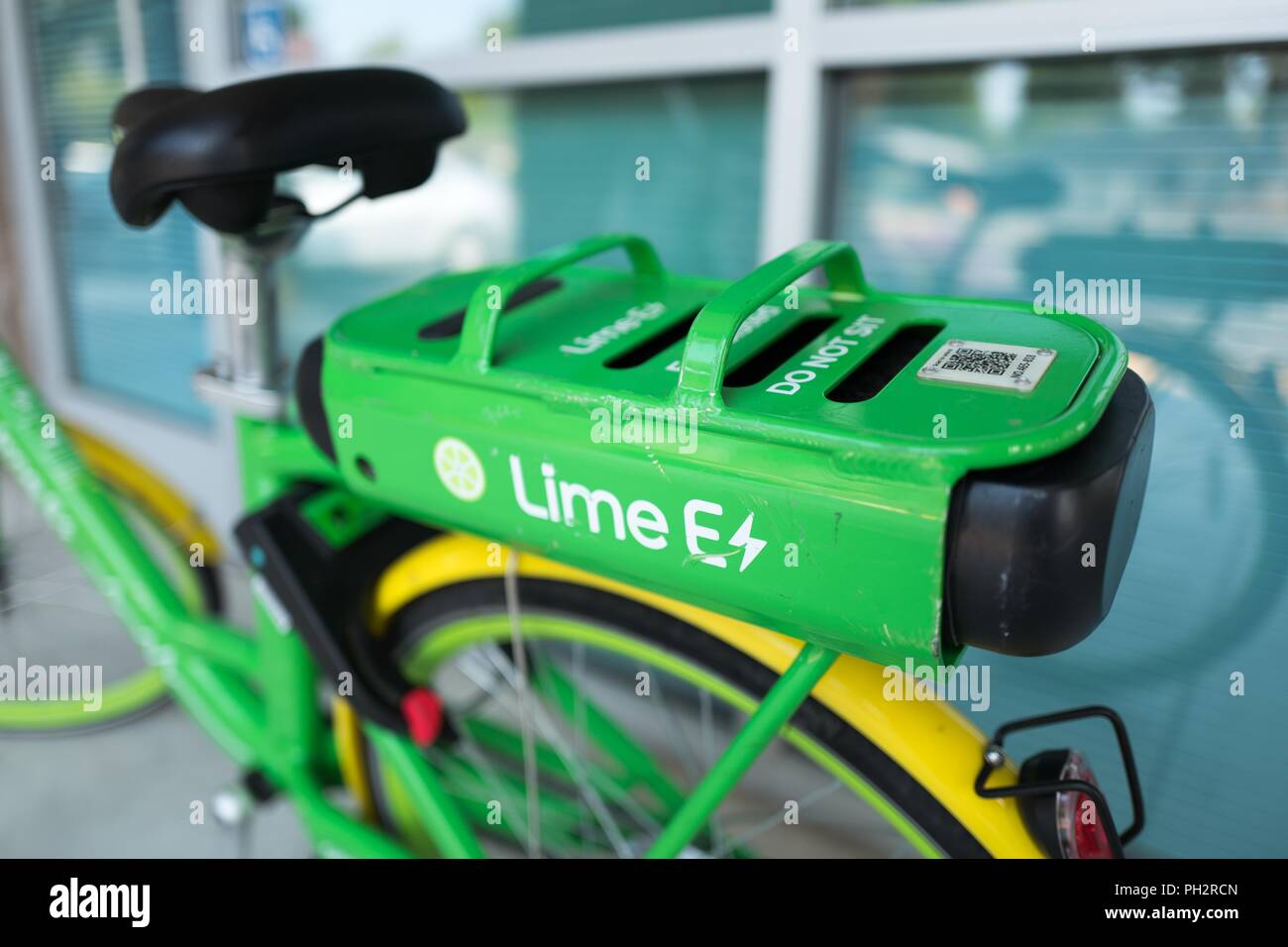 Close-up de l'aile arrière et le module de batterie sur dockless vélo électrique de démarrage de l'économie de partage de la chaux, de la chaux comme marque E-Bike, stationné dans un centre commercial dans la Silicon Valley, Mountain View, Californie, le 28 juillet 2018. () Banque D'Images