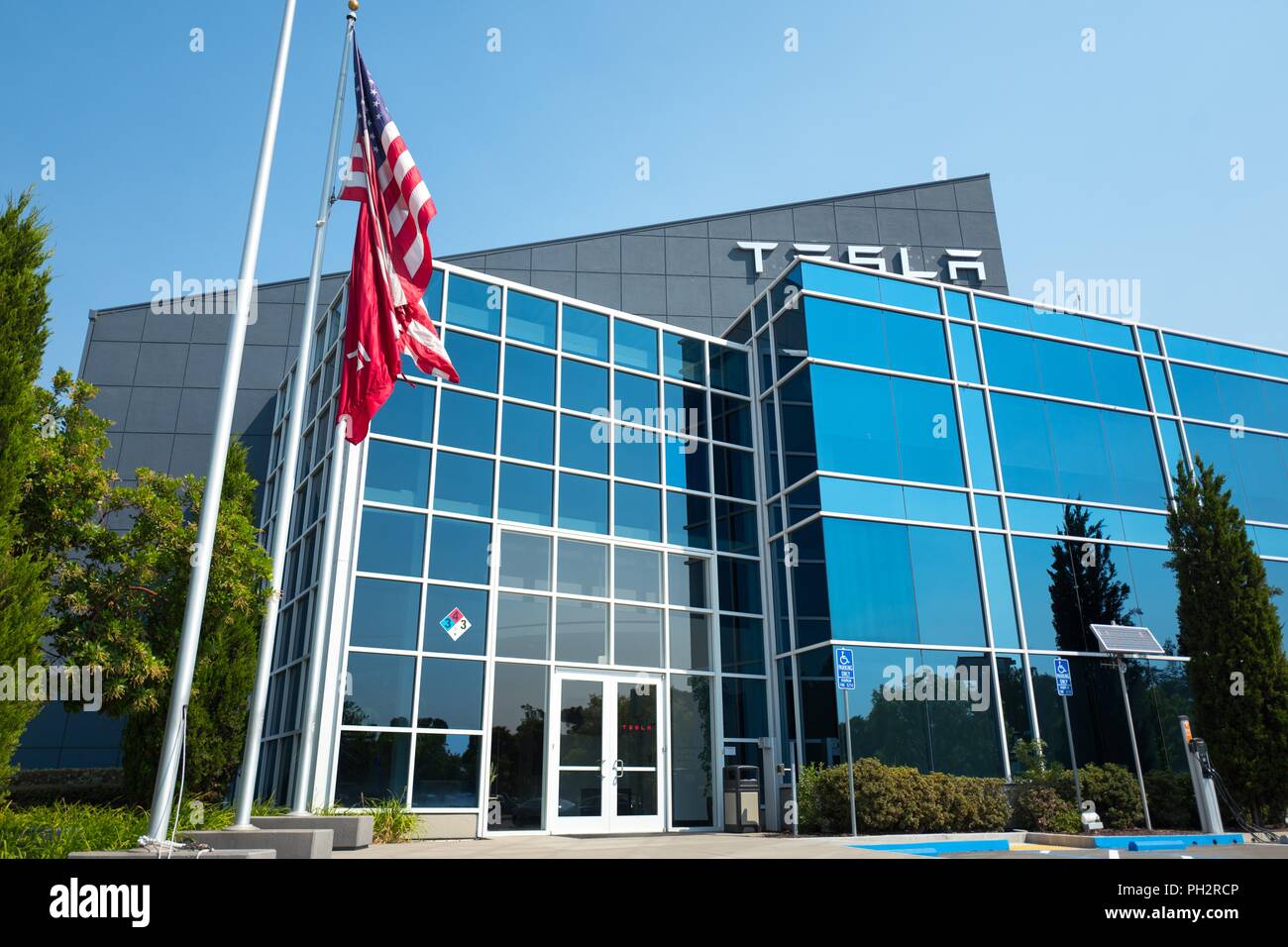 Drapeau américain en face de nouveau bâtiment de verre pour Tesla Motors près du siège social de la société dans la Silicon Valley, Fremont, Californie, le 28 juillet 2018. () Banque D'Images