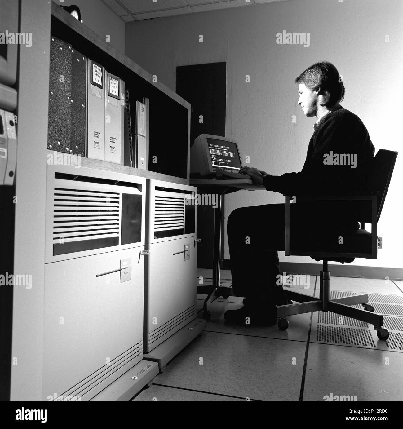 Faible angle de vue de l'homme à l'aide d'un ordinateur VAX-6000 pour la création graphique, 1993. Avec la permission des Archives Internet/NASA Ames. () Banque D'Images