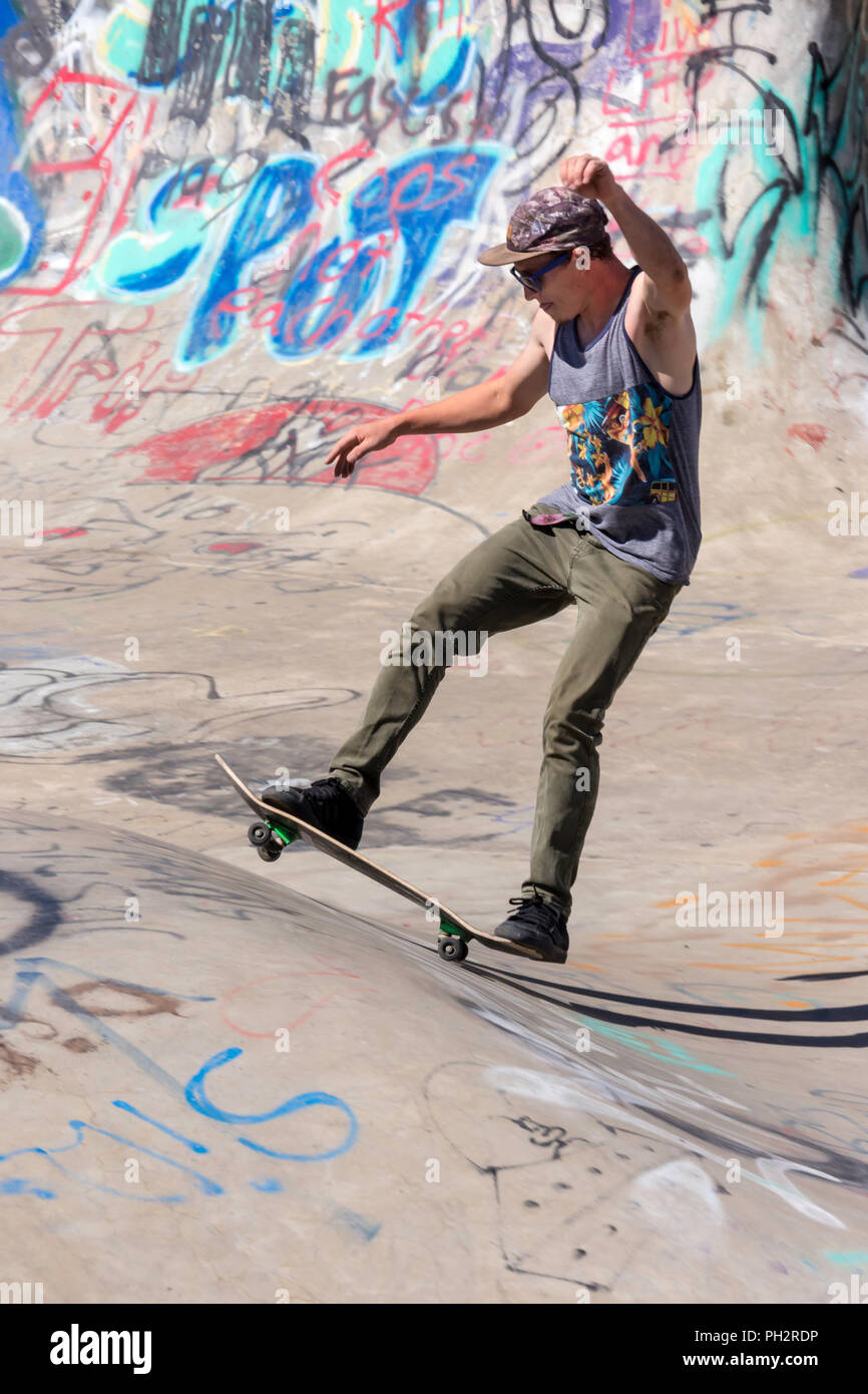 Jeune homme la planche à roulettes à la rivière Riverside Yard Skateboard Bowl, grande chute, Montana, USA Banque D'Images