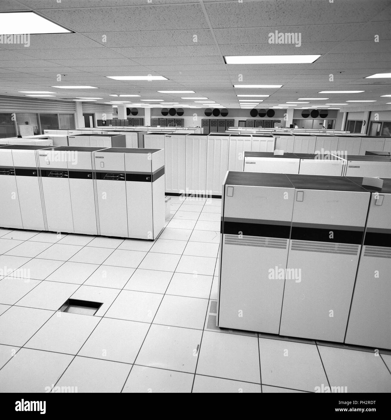 Photographie en noir et blanc de l'intérieur d'une salle informatique Installation NAS, avec des rangées de supercalculateurs, et avec des conduits de refroidissement évident dans le sol et les murs, situé dans le bâtiment N-258, dans la Silicon Valley, Mountain View, Californie, 1987. Avec la permission des Archives Internet/NASA Ames. () Banque D'Images