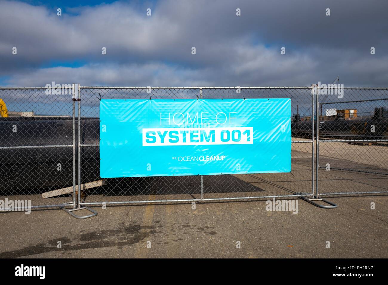 Inscrivez-vous sur le site de construction à l'assemblée générale du système du nettoyage de l'océan 001, une technologie conçue pour nettoyer la plaque de déchets du Pacifique nord, sur l'île d'Alameda, Alameda, Californie, le 13 août 2018. () Banque D'Images