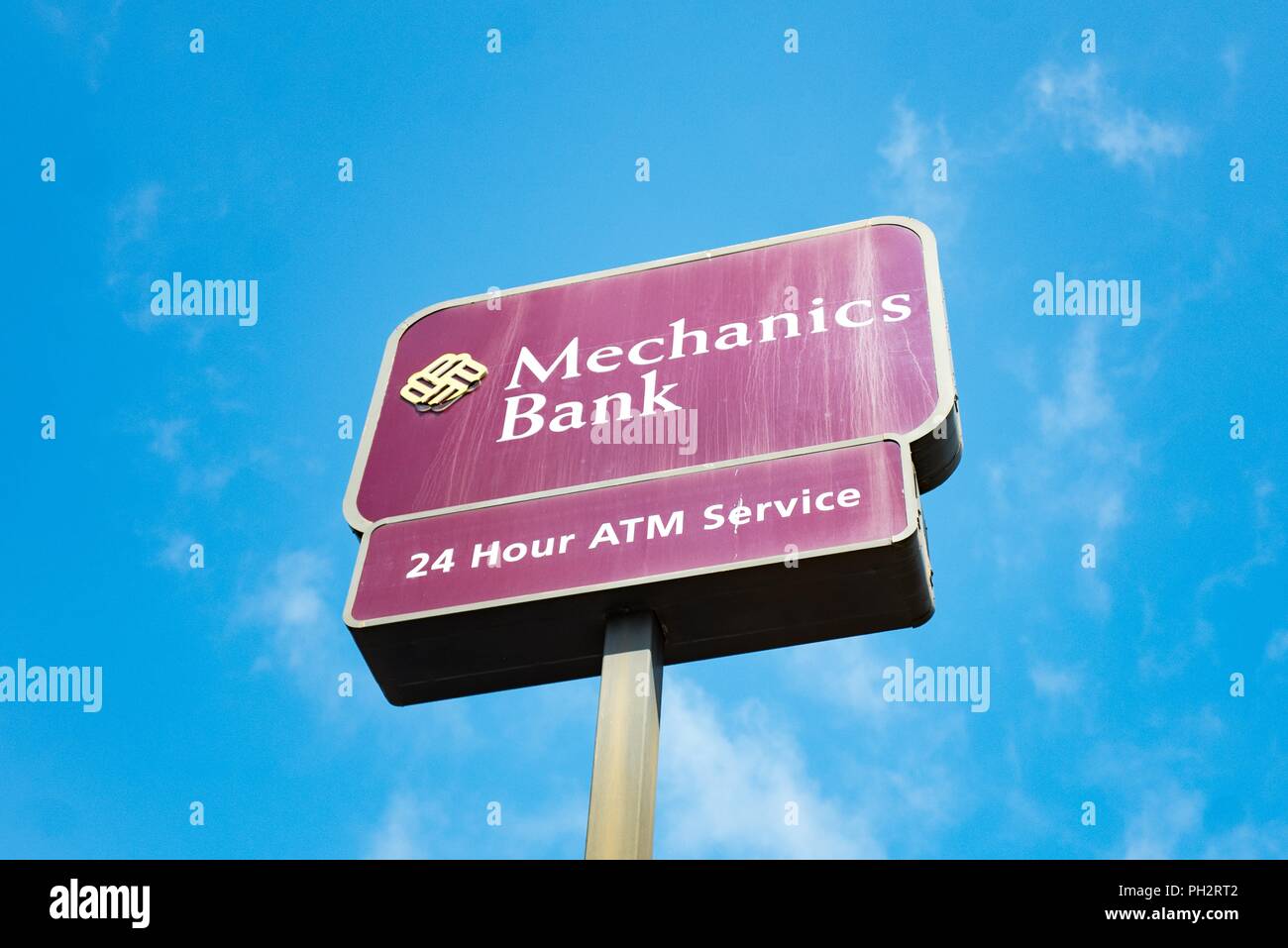 Faible angle de vue de la mécanique signe Banque contre un ciel bleu à Berkeley, Californie, le 14 août 2018. () Banque D'Images