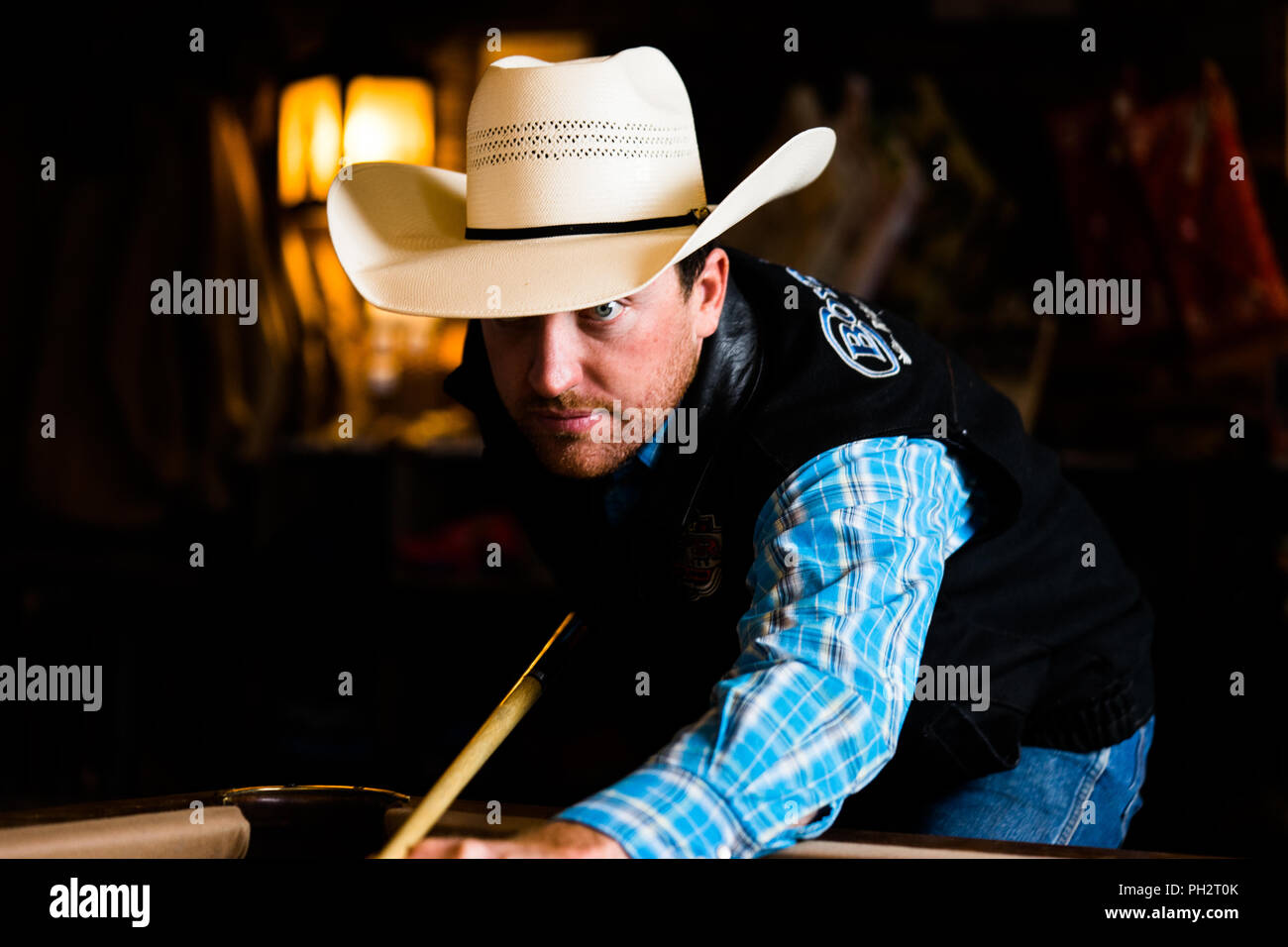 Cowboy jouant à la piscine, portant son chapeau de cowboy Banque D'Images