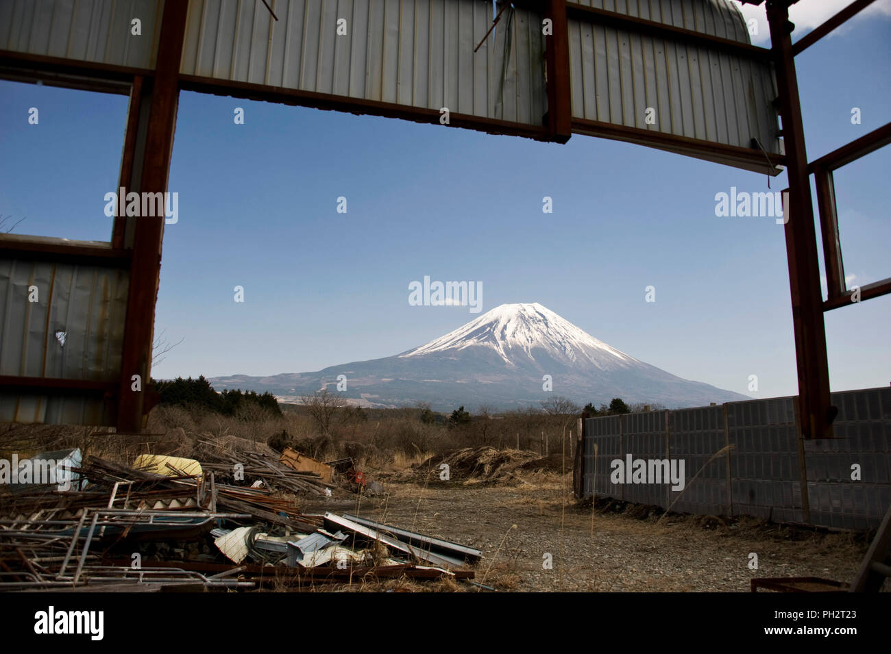 Mt Fuji peut être vu à travers un bâtiment abandonné au cours d'une promenade sur l'Asagiri Plateau dans la préfecture de Shizuoka au Japon le 22 mars 2013. Emblématique du Japon Banque D'Images