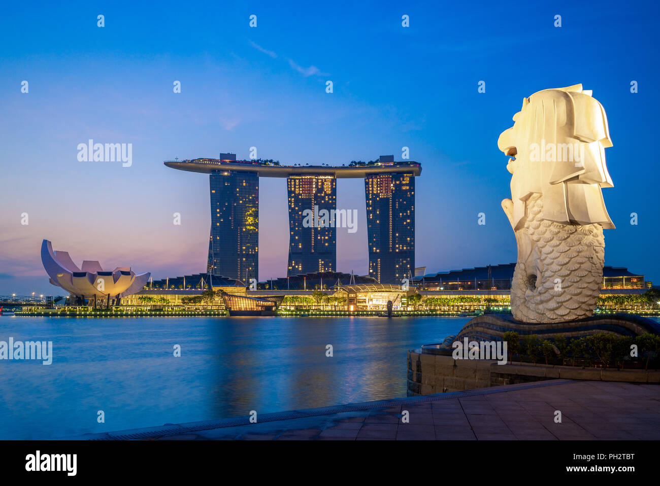 Singapour, Singapour - le 12 août 2018 : skyline de Singapour avec merlion et sands at night Banque D'Images