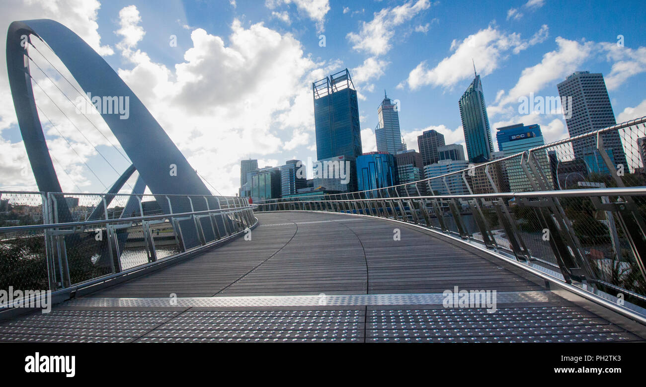Perth, Australie occidentale, Skyline vue depuis le pont Elizabeth Quay Banque D'Images