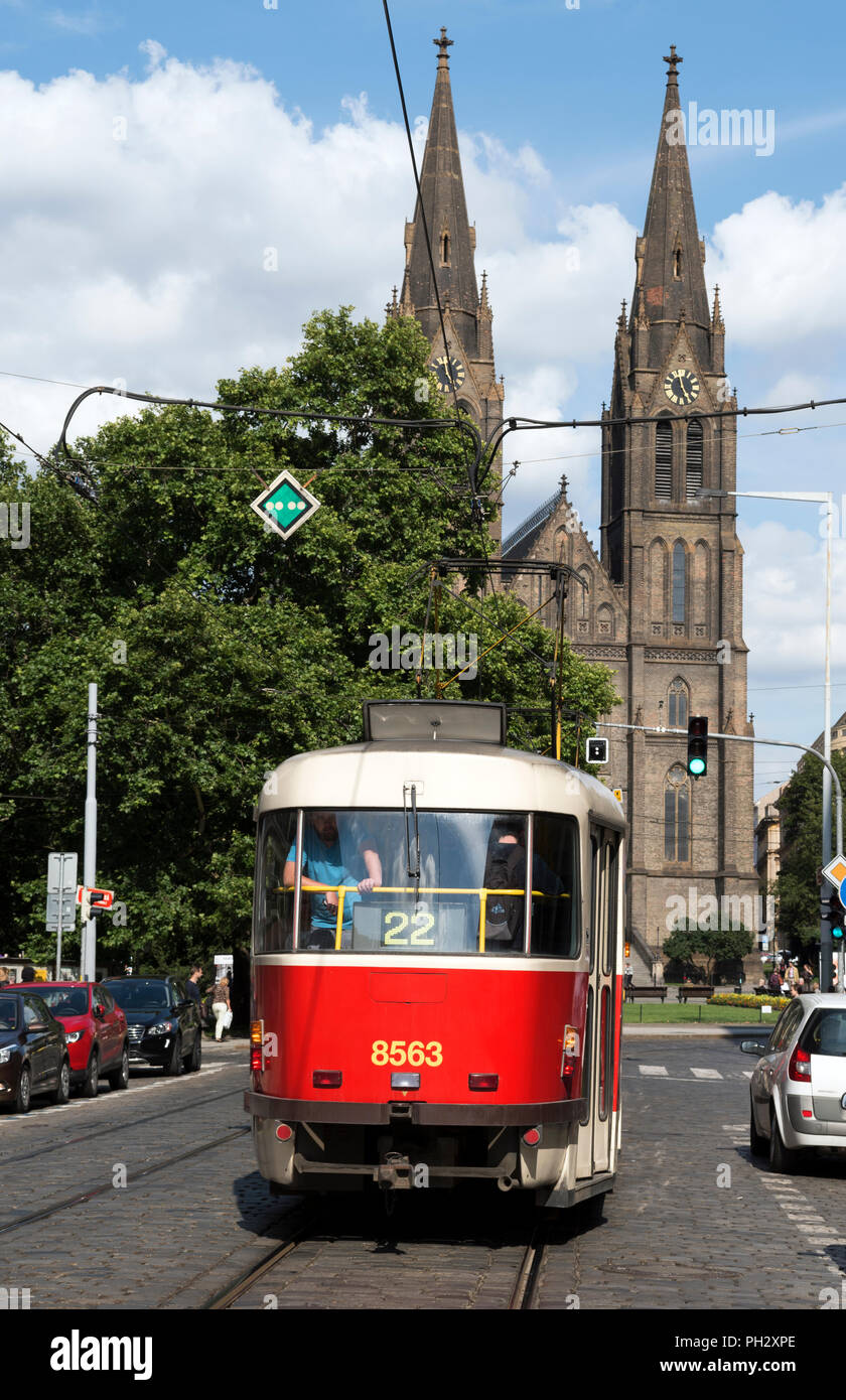 Les célèbres tramways et église Saint Ludmila, Prague, République tchèque. Banque D'Images