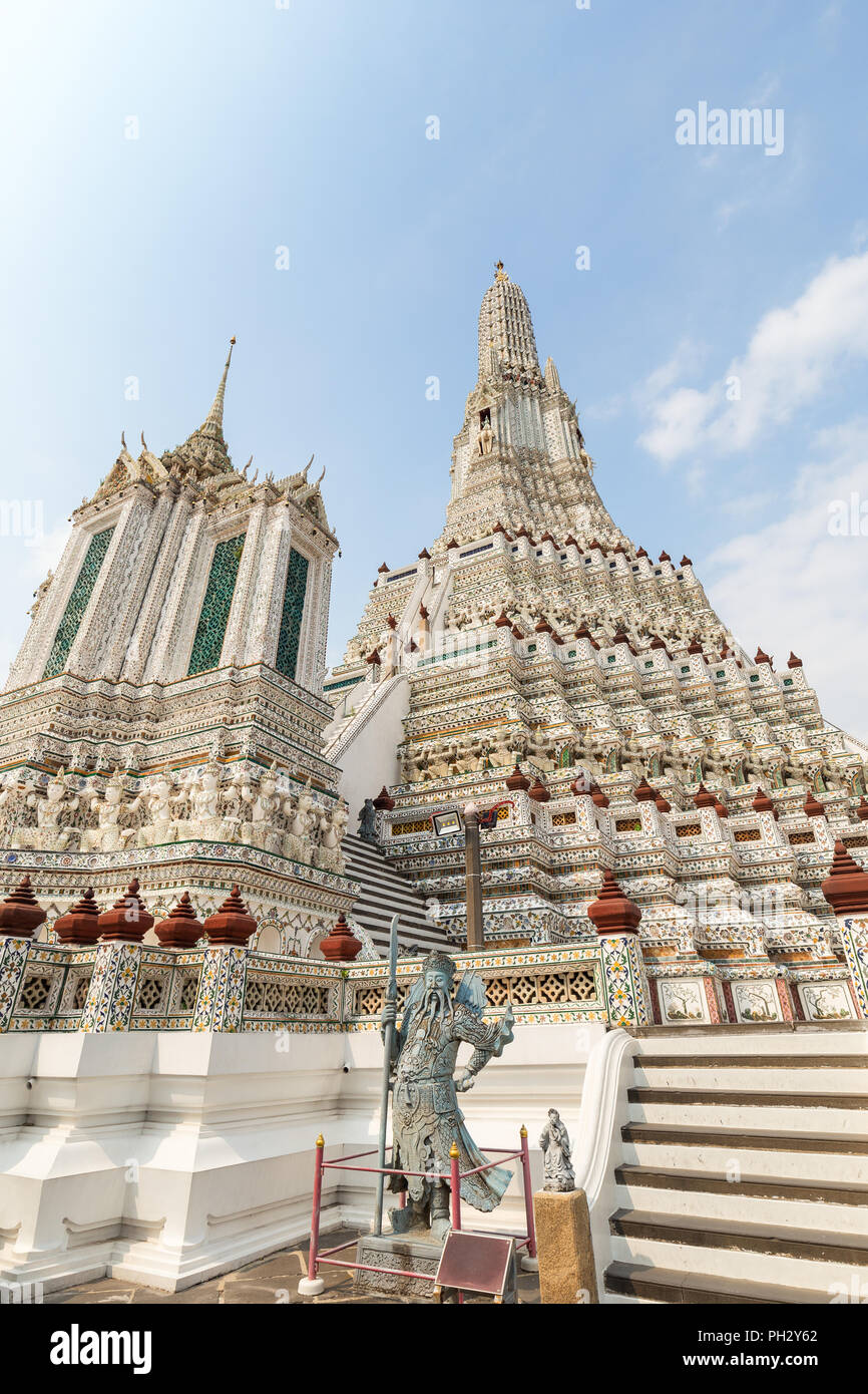 Belle vue sur décorées Wat Arun temple à Bangkok, en Thaïlande, lors d'une journée ensoleillée. Banque D'Images