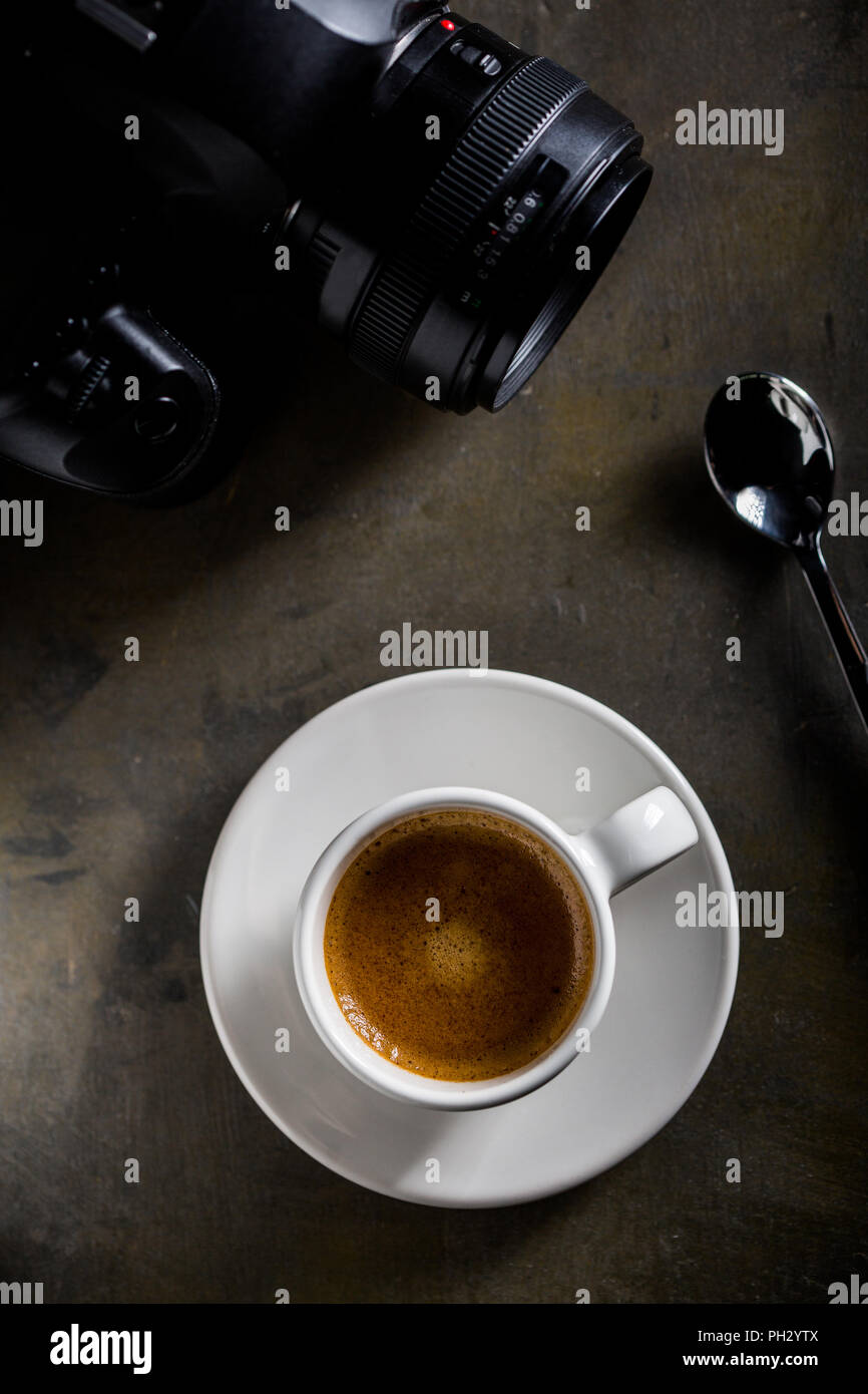 Tasse de café avec appareil photo reflex Banque D'Images