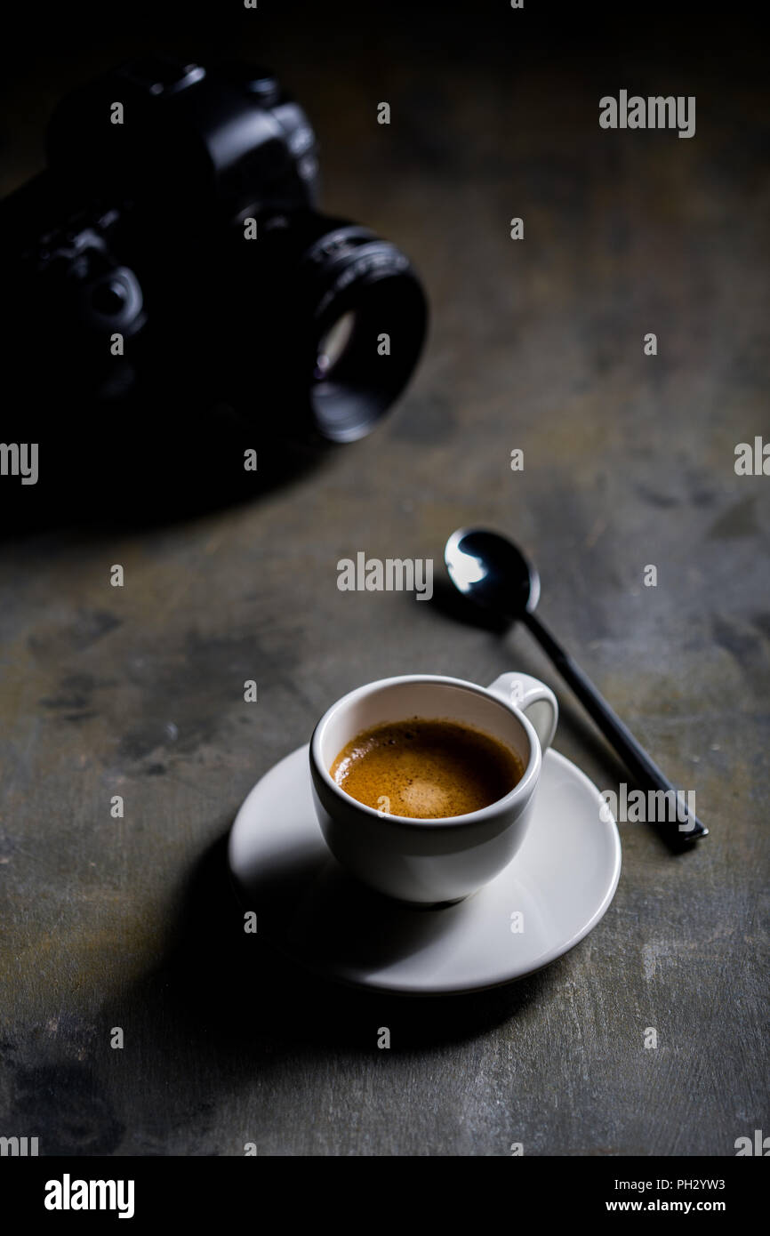 Tasse de café avec appareil photo reflex Banque D'Images
