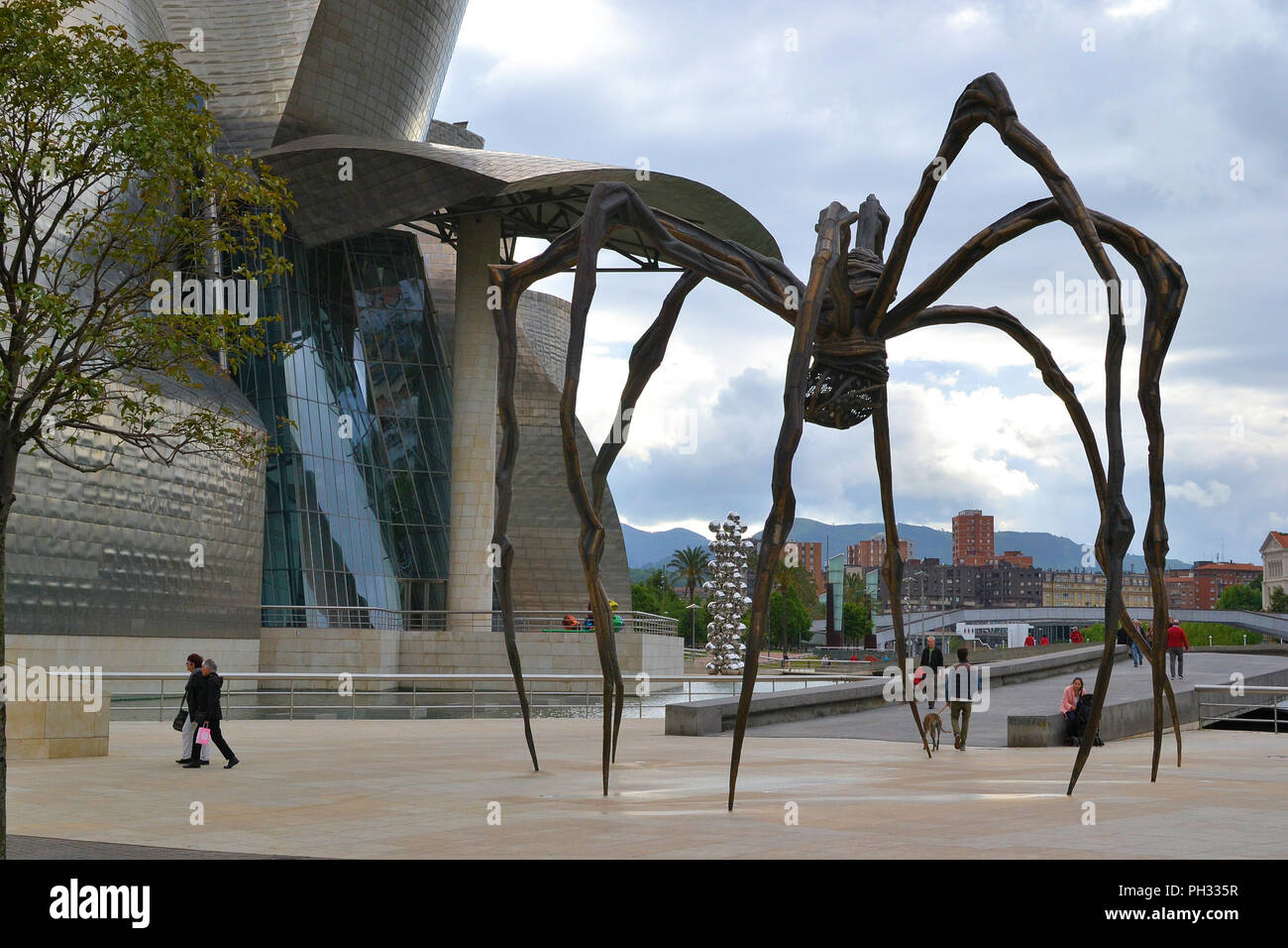 Maman, l'araignée sculpture de Louise Bourgeois à l'extérieur du musée Guggenheim de Bilbao, Euskadi, Espagne. Banque D'Images