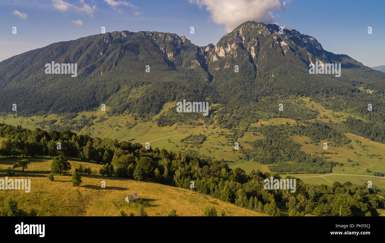 Paysage de montagne dans les montagnes Piatra Craiului, Roumanie Banque D'Images