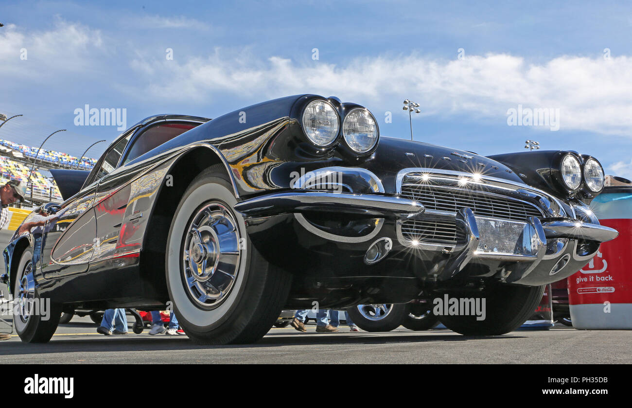CONCORD, NC - 8 Avril, 2017 : 1961 Chevrolet Corvette sur l'affichage à l'automobile Pennzoil AutoFair classic car show s'est tenue à Charlotte Motor Speedway. Banque D'Images