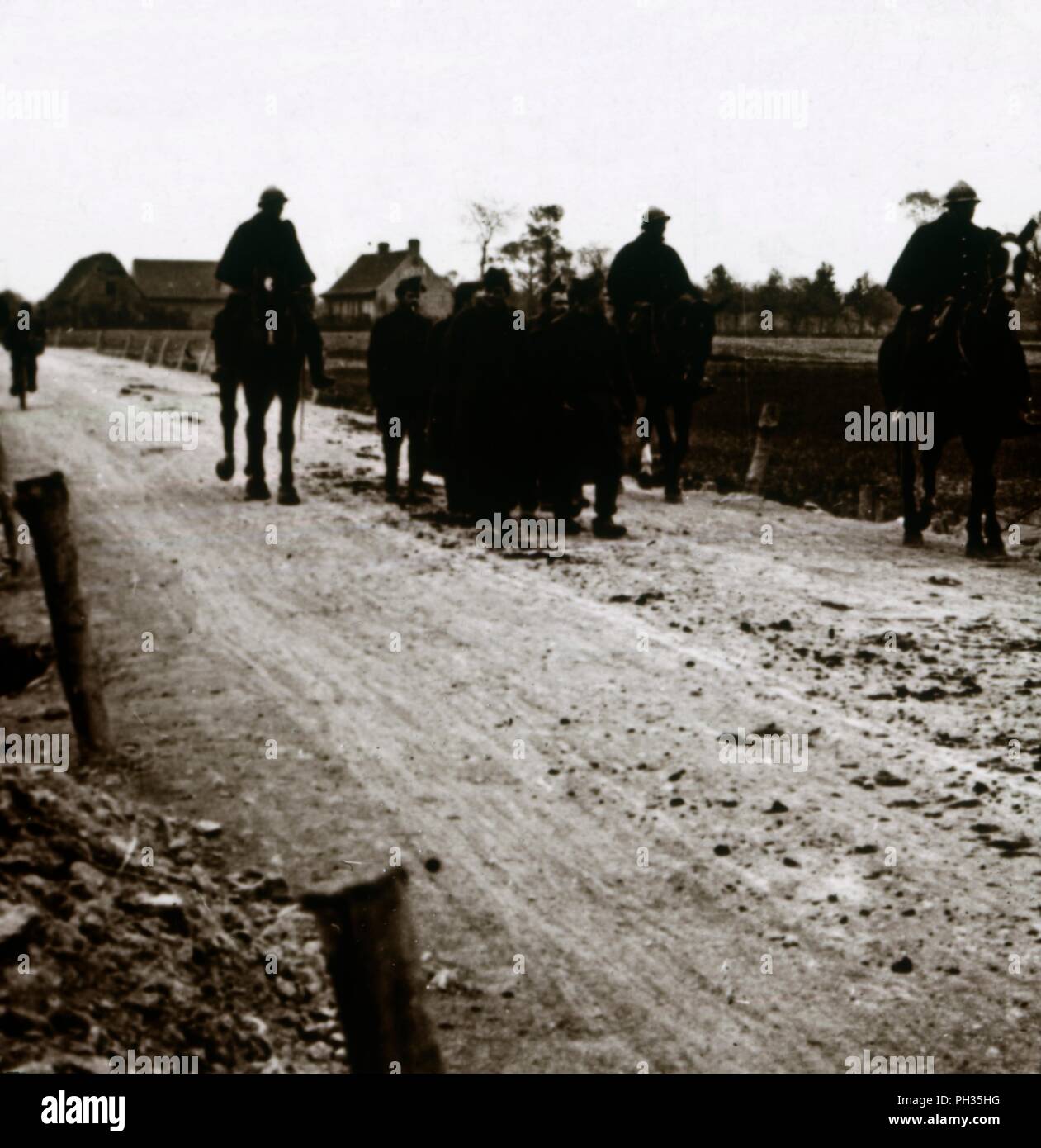 Des soldats sur une route, c1914-c1918. Artiste : Inconnu. Banque D'Images