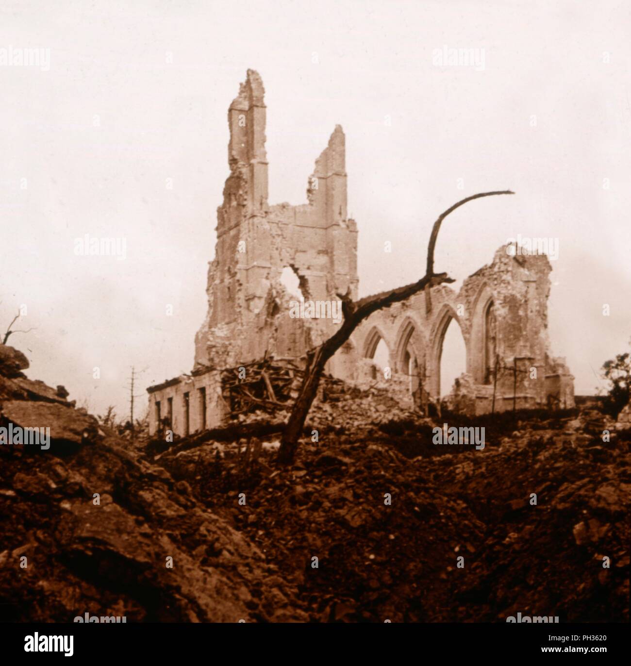 L'église en ruine, Ablain-Saint-Nazaire, France du Nord, c1914-c1918. Artiste : Inconnu. Banque D'Images