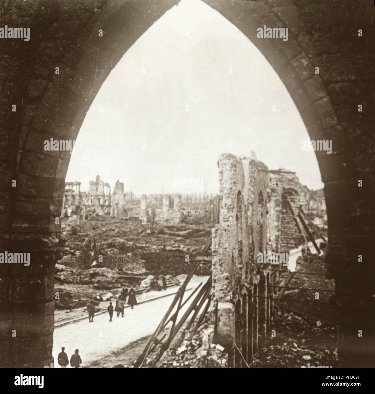 Ypres, en ruines, Flandre, Belgique, c1914-c1918. Artiste : Inconnu. Banque D'Images