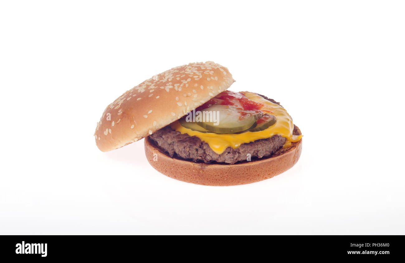 Quart de livre de McDonald's le boeuf frais Cheeseburger avec des cornichons, du ketchup et de l'oignon sur une superficie ensemencée bun Banque D'Images