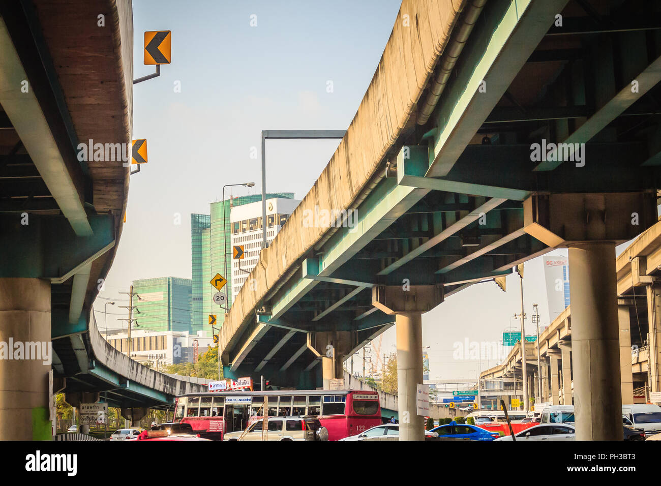 Bangkok, Thaïlande - 8 mars 2017 : En vertu de l'Vibhavadi Rangsit tollways de Frog's eye view. Banque D'Images