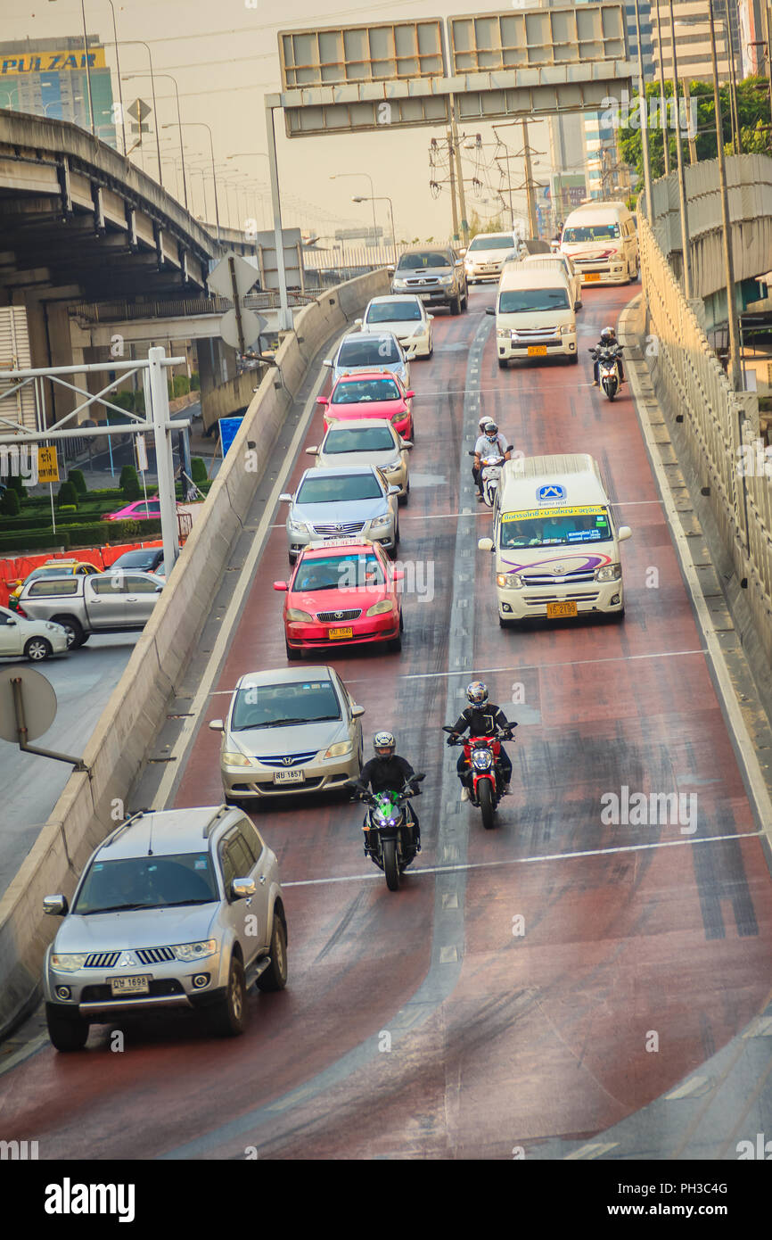 Bangkok, Thaïlande - 8 mars 2017 : en voiture depuis l'autoroute de la route Vibhavadi Rangsit Phahon Yothin Road à croix à Ladprao junction. Banque D'Images