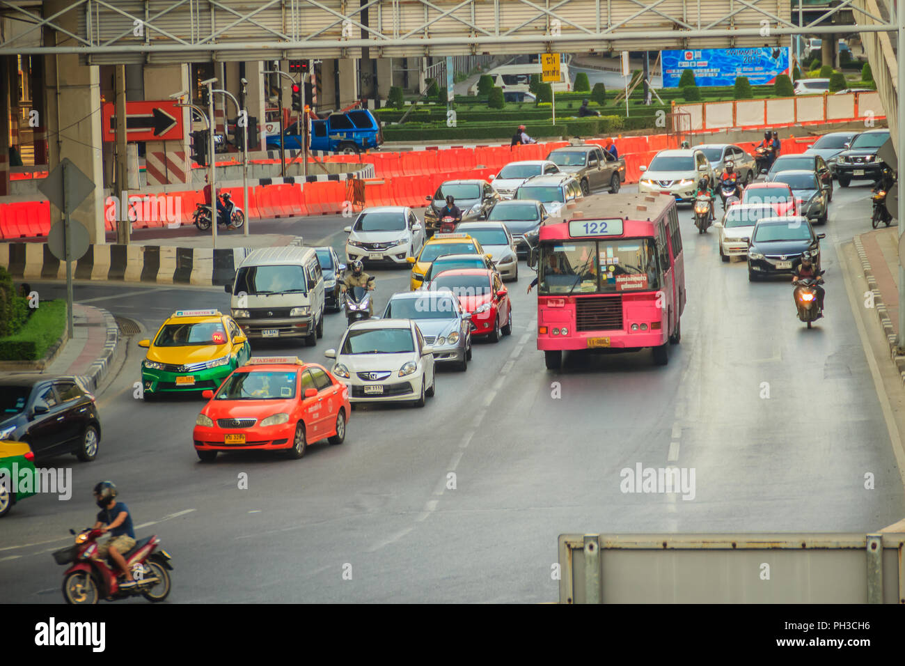 Bangkok, Thaïlande - 8 mars, 2017 : embouteillage à Ladprao Junction en raison de la ligne verte fondation BTS skytrain en construction entre Vib Banque D'Images
