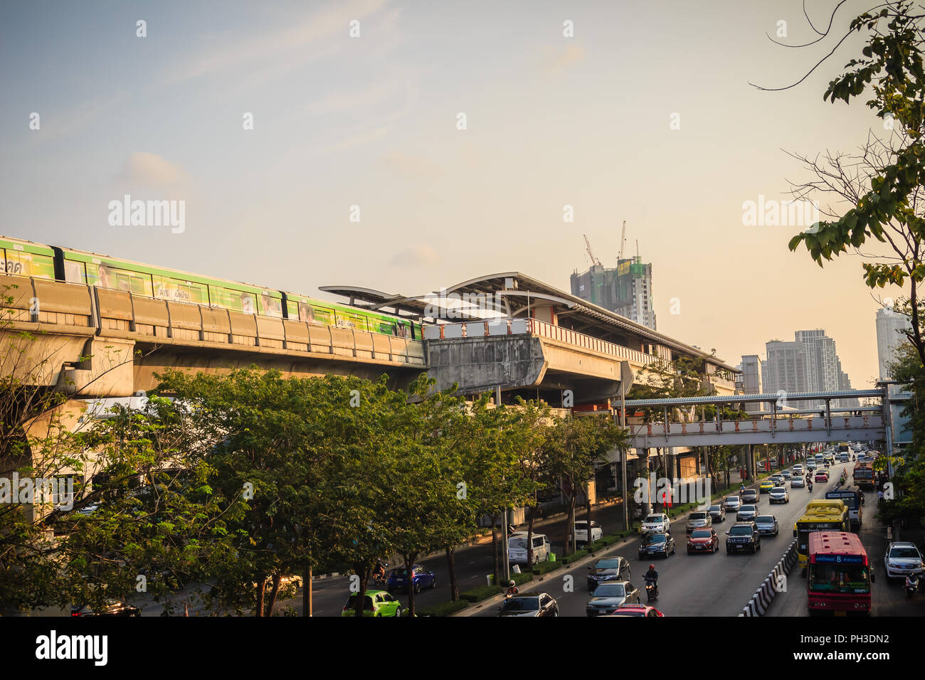 Bangkok, Thaïlande - mars 8, 2017 : la circulation sur l'échangeur du chemin de Phahon Yothin Mochit BTS sky train et de la station de métro MRT Chatuchak wit Banque D'Images