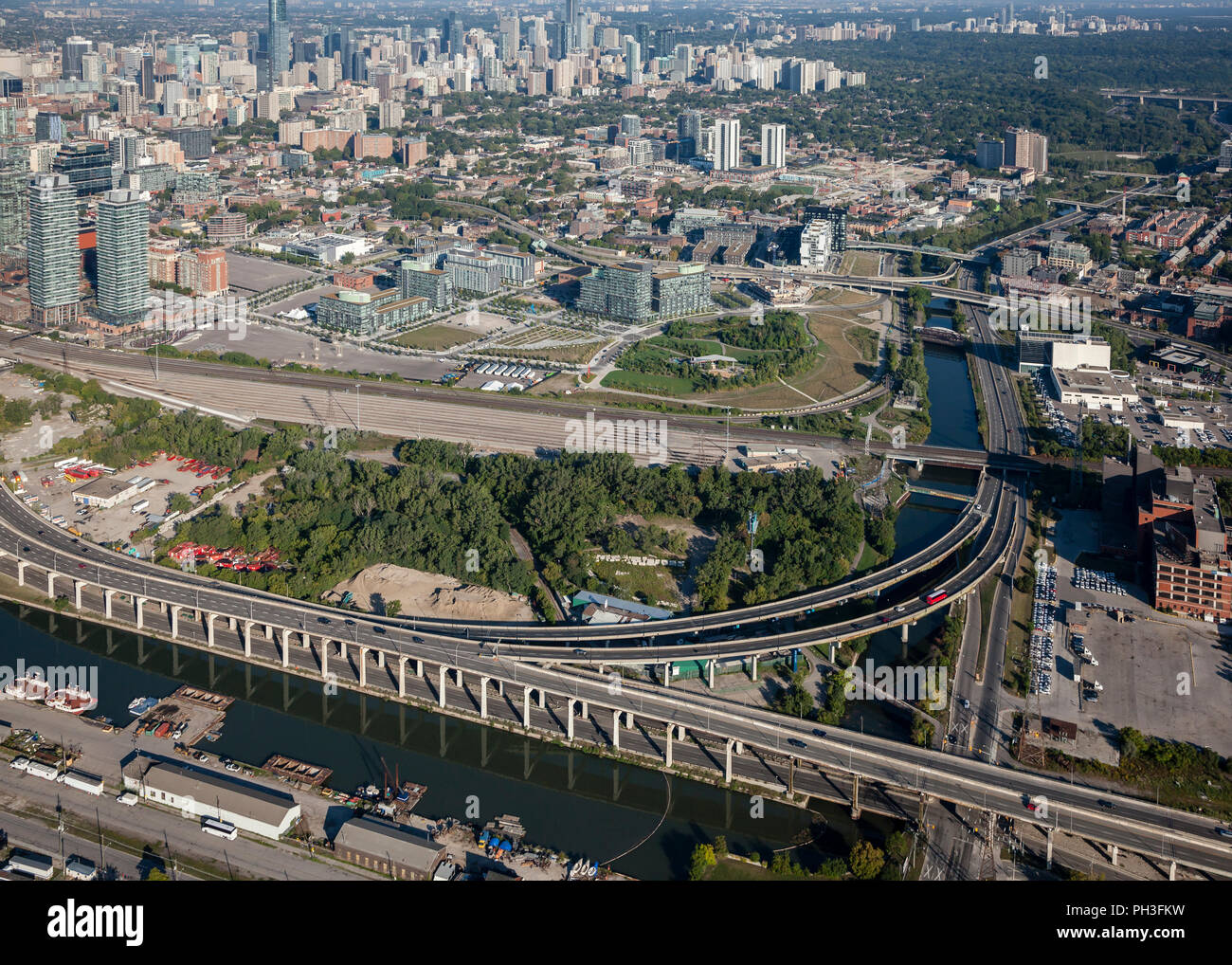 Une vue aérienne de la rivière Lower Don Lands sur le côté est du centre-ville de Toronto. Banque D'Images Une vue aérienne de la rivière Lower Don Lands sur le côté est du centre-ville de Toronto. Banque D'Images