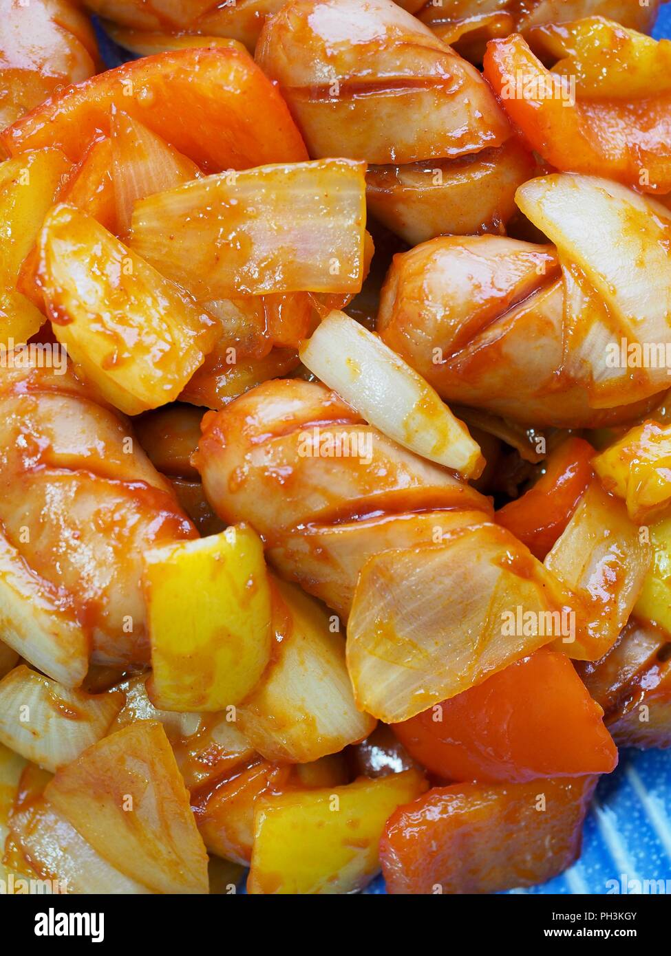 Korean Food légumes saucisses frites ketchup, saucisses sauté de légumes Banque D'Images
