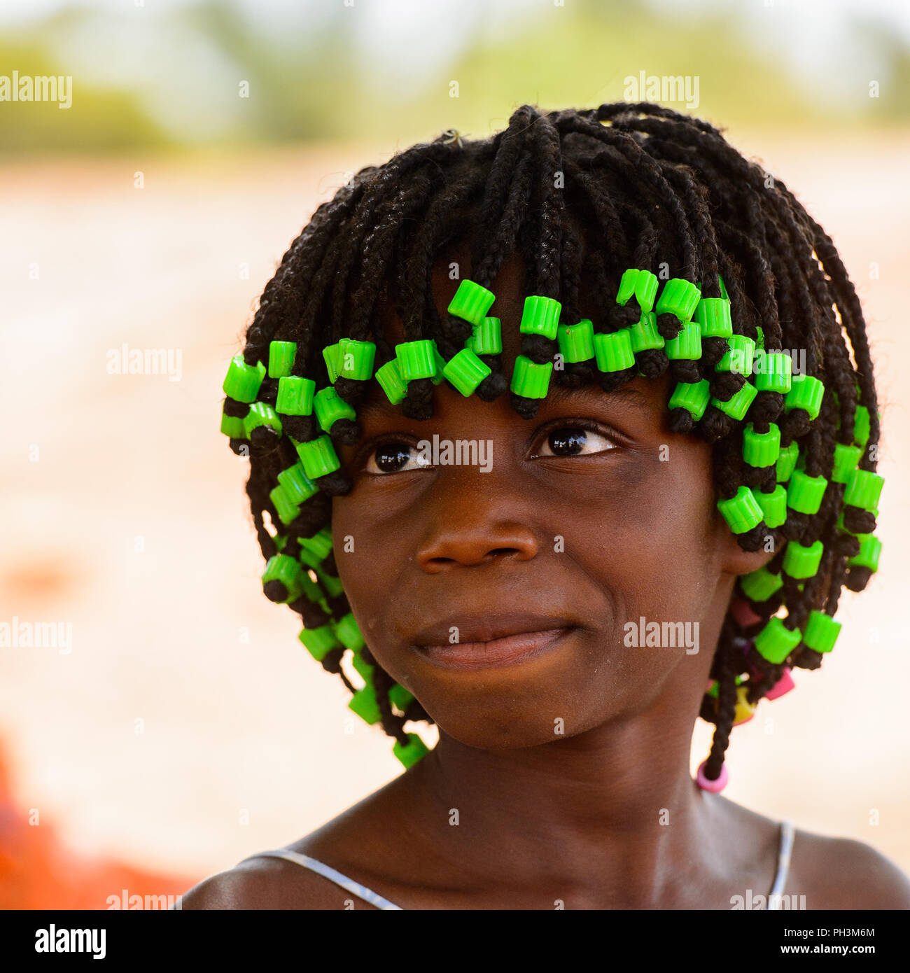 Tresse Pour Petite Fille Sénégalaise Fleuve CASAMANCE, SÉNÉGAL - 29 avr : sénégalais non identifié belle petite  fille avec des tresses de couleur se tourne vers l'avenir sur la côte du  fleuve Casamance Photo Stock - Alamy