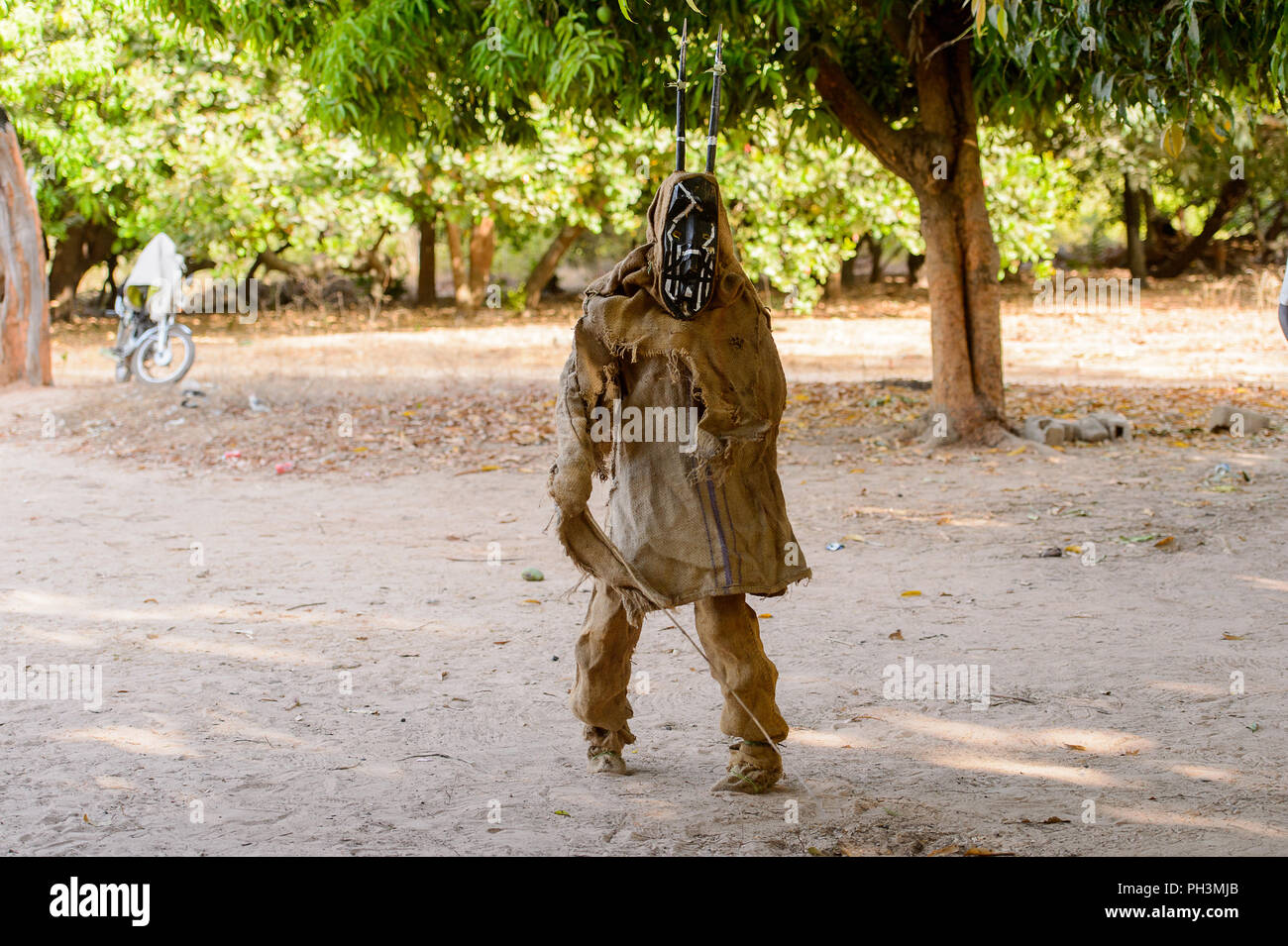 OUSSOUYE, SÉNÉGAL - Apr 30, 2017 : Des Sénégalais dans un costume et un masque de promenades dans la forêt sacrée près de Kaguit village Banque D'Images