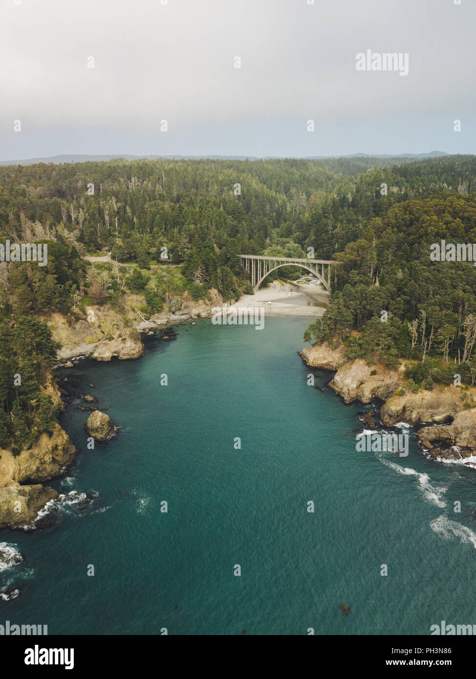 Drone aérien russe du haut vers le bas du pont du ravin du State Park Californie jour brumeux Banque D'Images