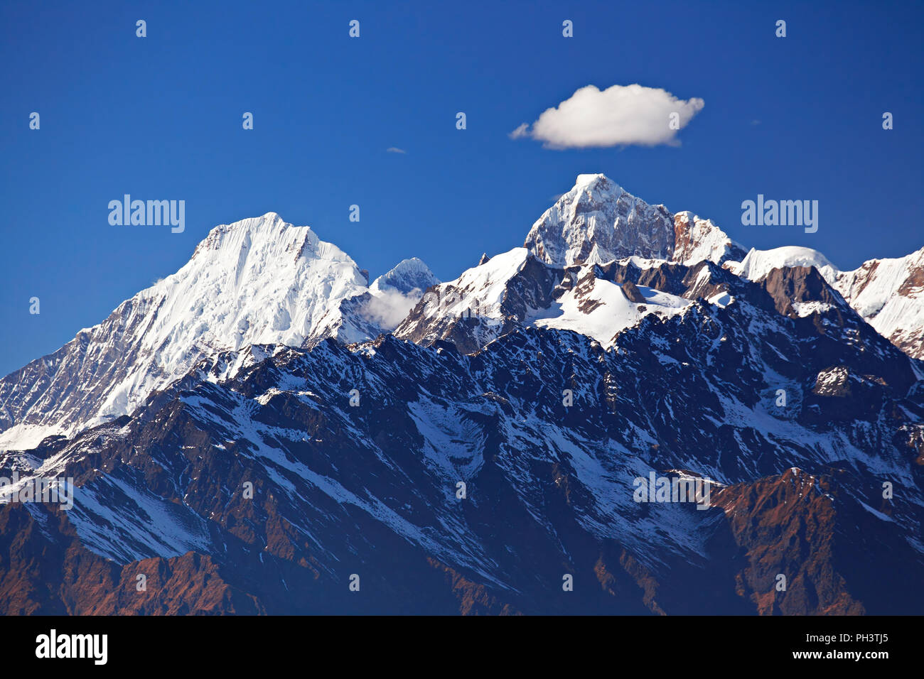 Chaîne de montagnes enneigées Manaslu Himal avec ciel bleu en journée ensoleillée. Himalaya, Langtang, Népal Banque D'Images
