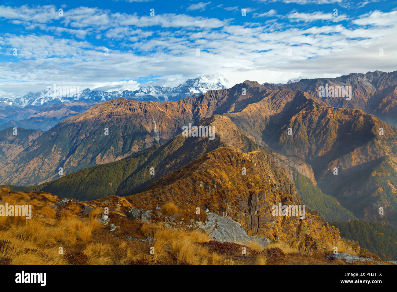 Vue panoramique d'un énorme massif de montagne dans l'Himalaya en journée ensoleillée avec Chaukamba pic dans l'arrière-plan, Vue du haut des montagnes Chandrashila Banque D'Images