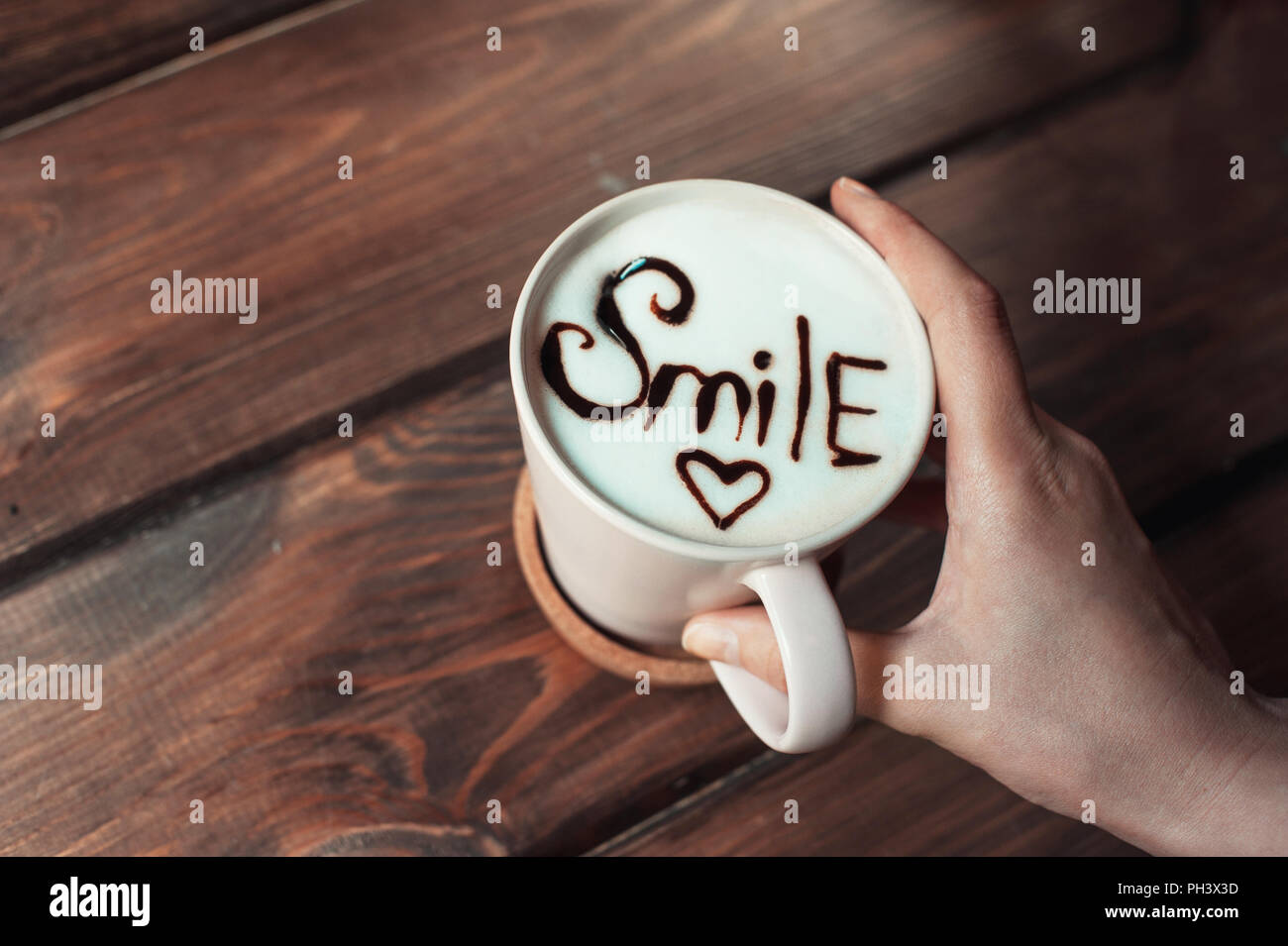 Vue de dessus. Cappuccino avec dessin, la mousse ou le latte art avec l'inscription Banque D'Images