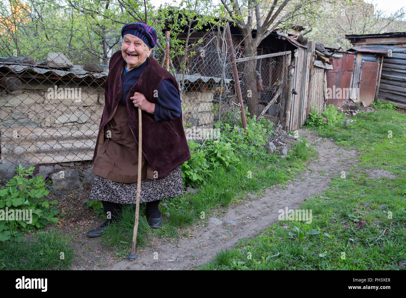 Dame âgée géorgienne et marche en souriant Akhaltsikhe, Géorgie. Banque D'Images