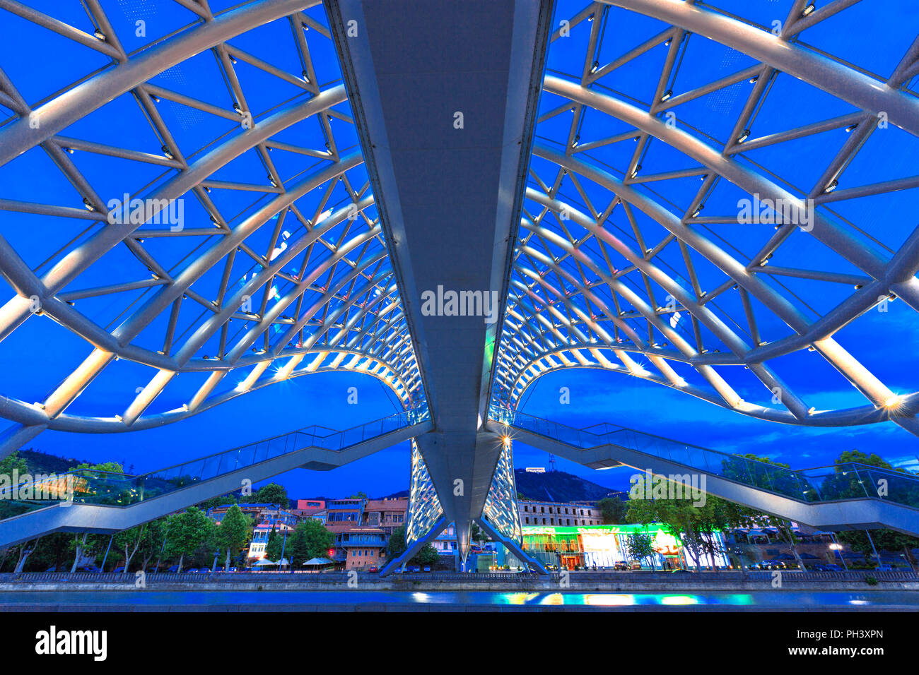 Sur le toit de métal du pont de la paix, sur la rivière Mtkvari, au crépuscule, dans la région de Tbilissi, Géorgie Banque D'Images