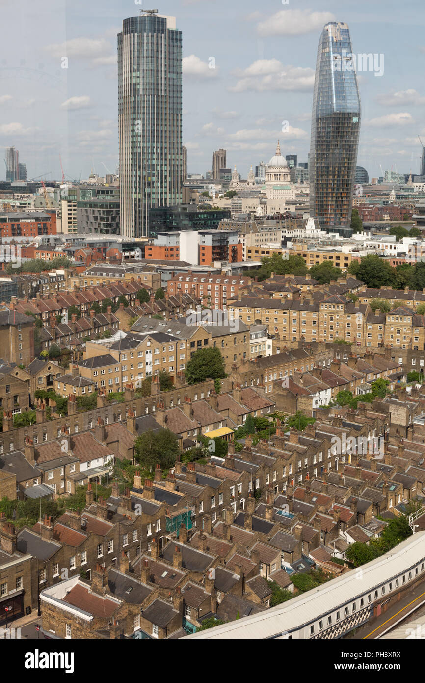 Gratte-ciel et des rangées de logements à forte densité de population dans la région de Waterloo, le centre de Londres. La gare de Waterloo est visible au premier plan. Banque D'Images