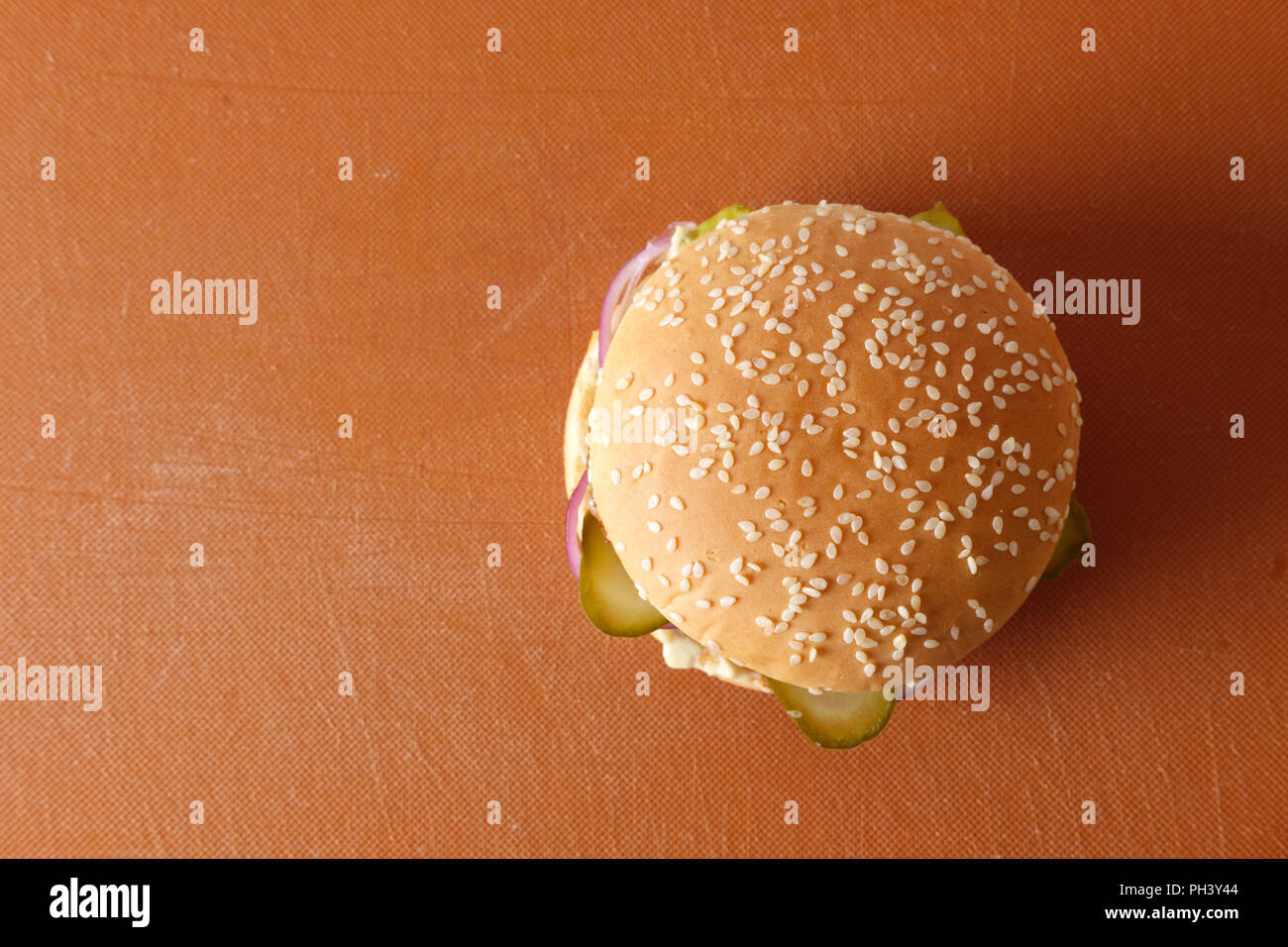 Vue de dessus des burger on cutting board Banque D'Images