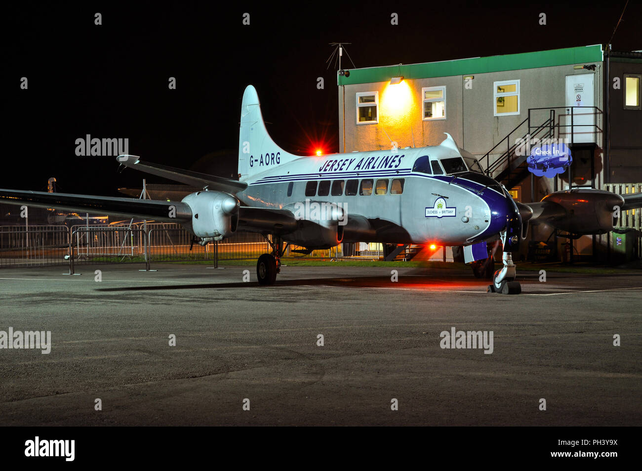 Jersey Airlines de Havilland DH114 Heron Mer C1 G-AORG vintage avion moteurs actifs la nuit. XR441 précédemment avec la Marine royale Banque D'Images