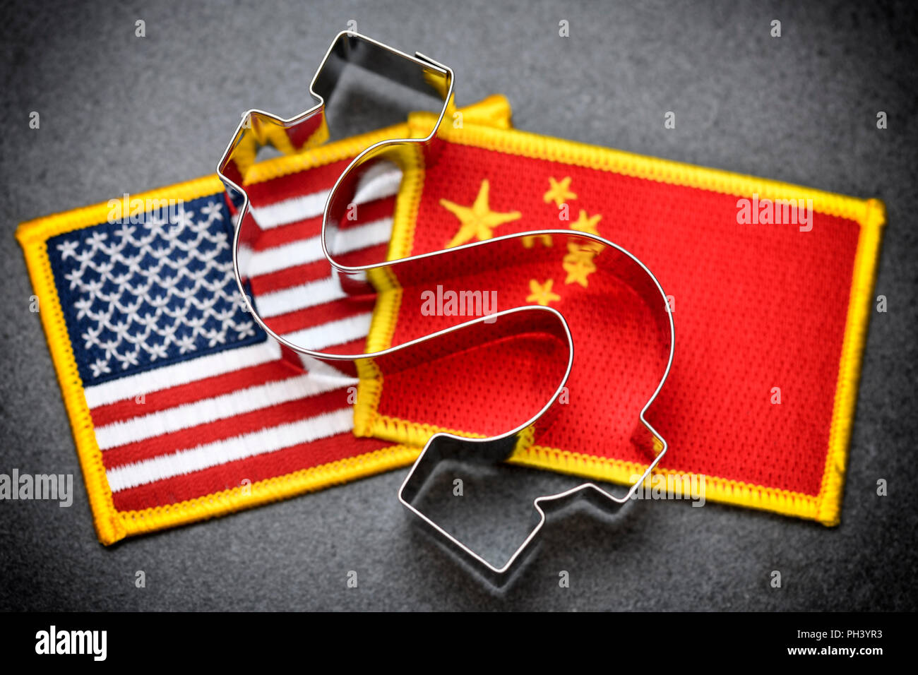 Signe du dollar sur les drapeaux des USA et de la Chine, guerre des tarifs Banque D'Images