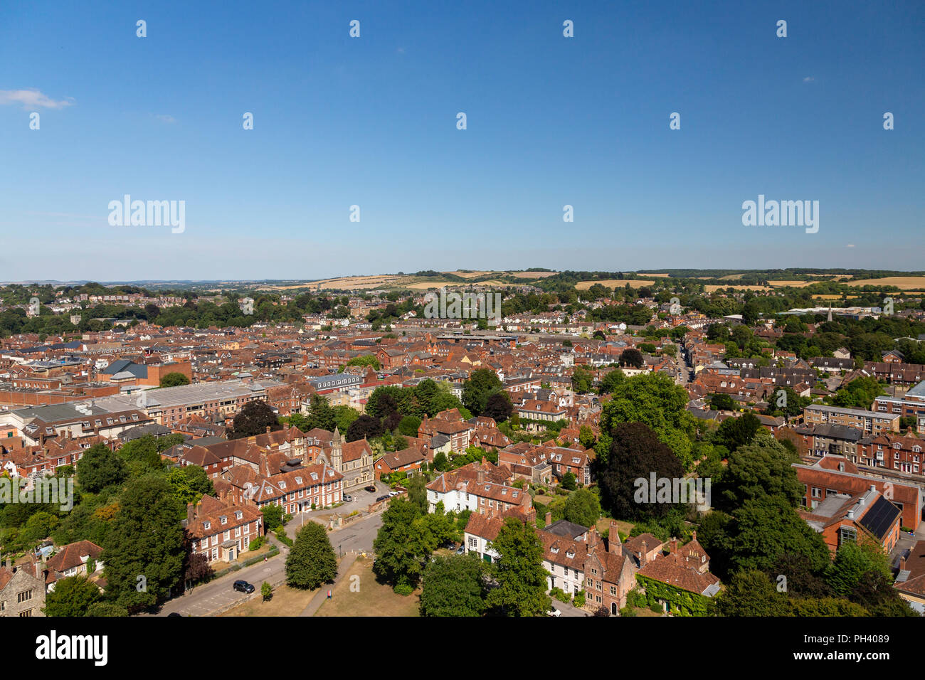 La cathédrale médiévale ville de Salisbury dans le Wiltshire, UK, vu de dessus au cours d'une belle journée ensoleillée en été. Banque D'Images