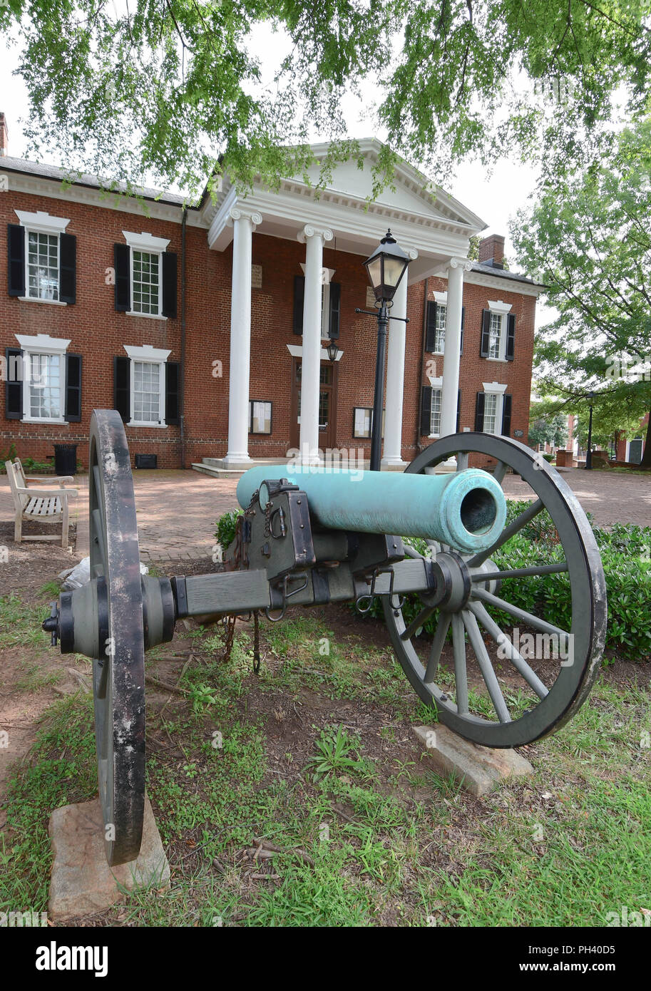 Une guerre civile cannon en face de l'Albemarle County Courthouse à Charlottesville, Virginia, USA. Banque D'Images