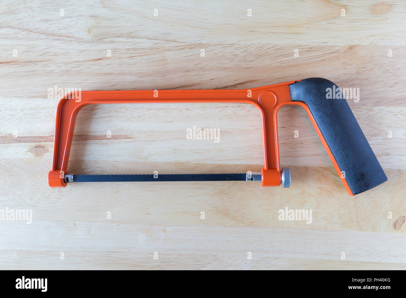 Scie à main set de bois et métaux, scies rouillées sur le nouveau fond de bois Banque D'Images