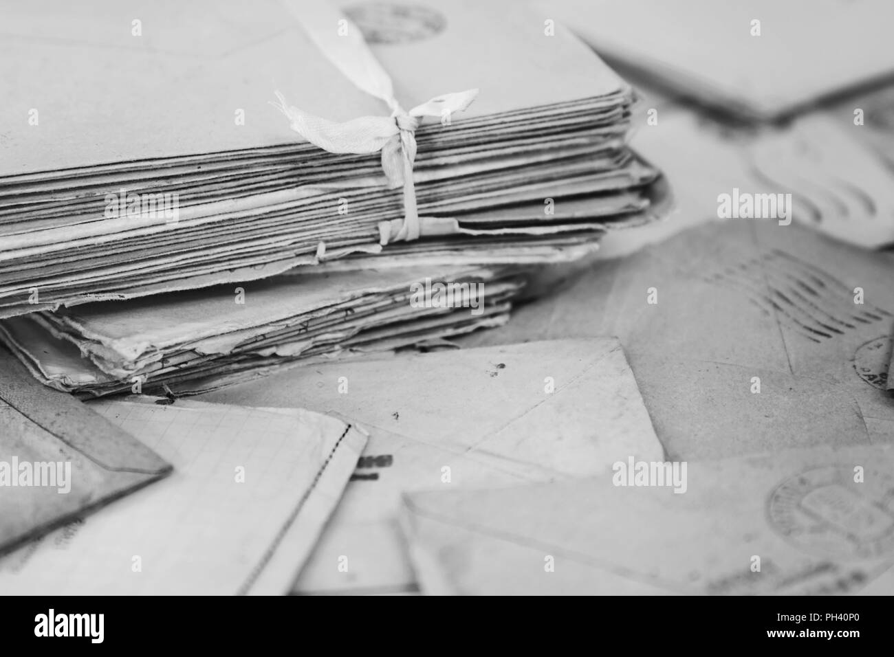 Pile de l'ancien code postal mails, noir et blanc Banque D'Images