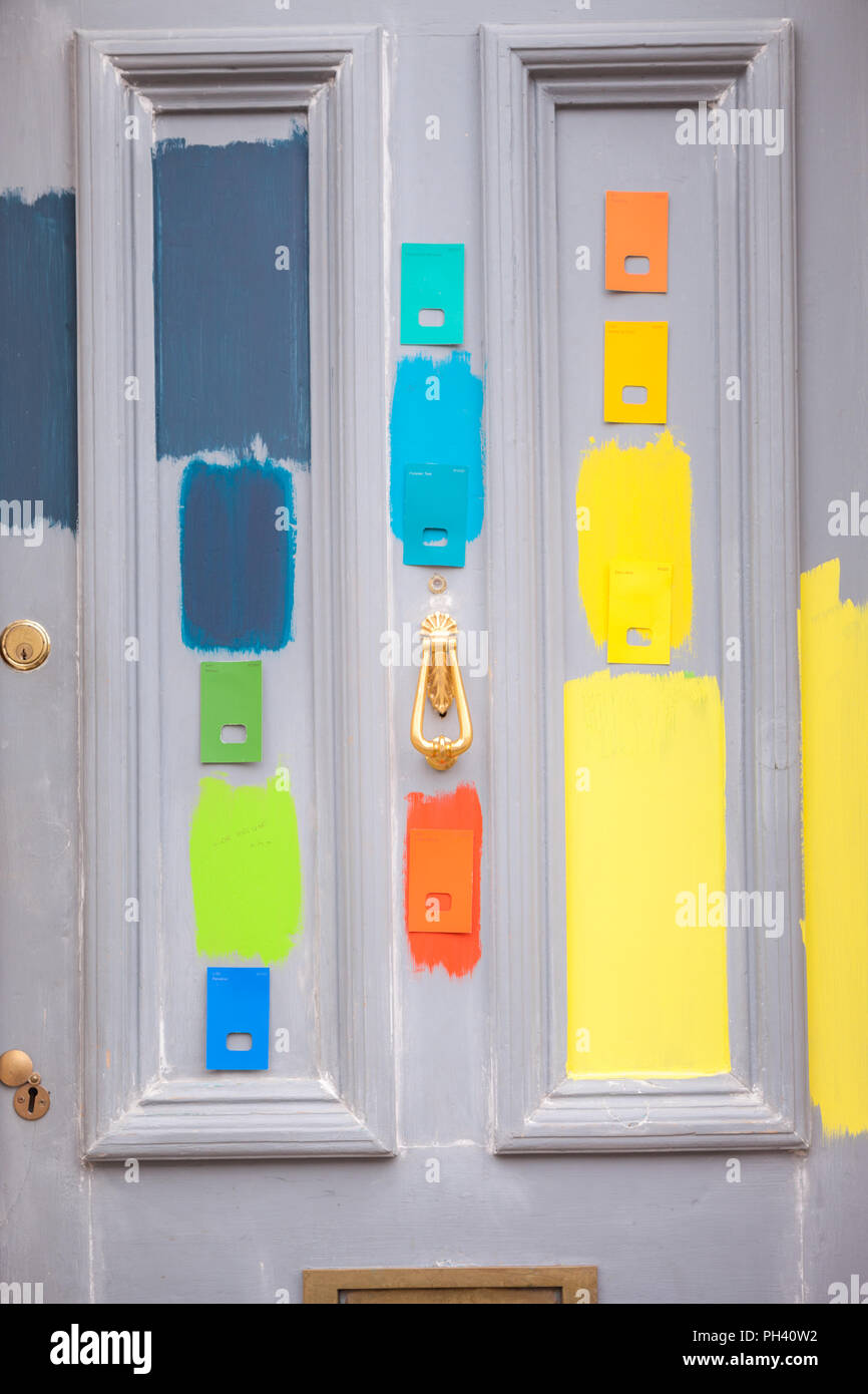 Des échantillons de peinture sur une porte de la ville avec les commentaires de passants par Bristol UK Banque D'Images