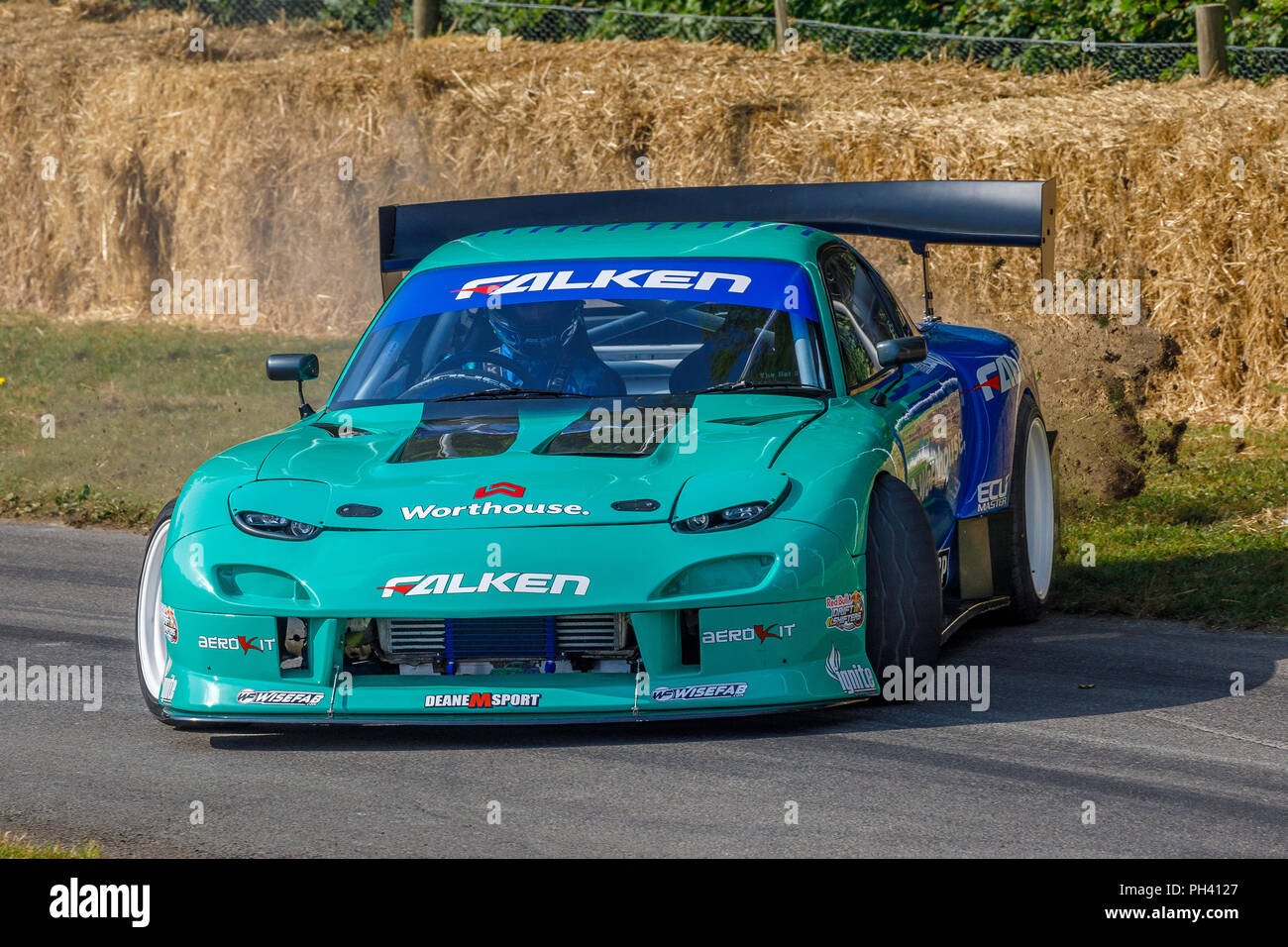 1995 Mazda RX-7 Formula Drift voiture avec chauffeur James Deane en caoutchouc sur la gravure de 2018 Goodwood Festival of Speed, Sussex, UK. Banque D'Images