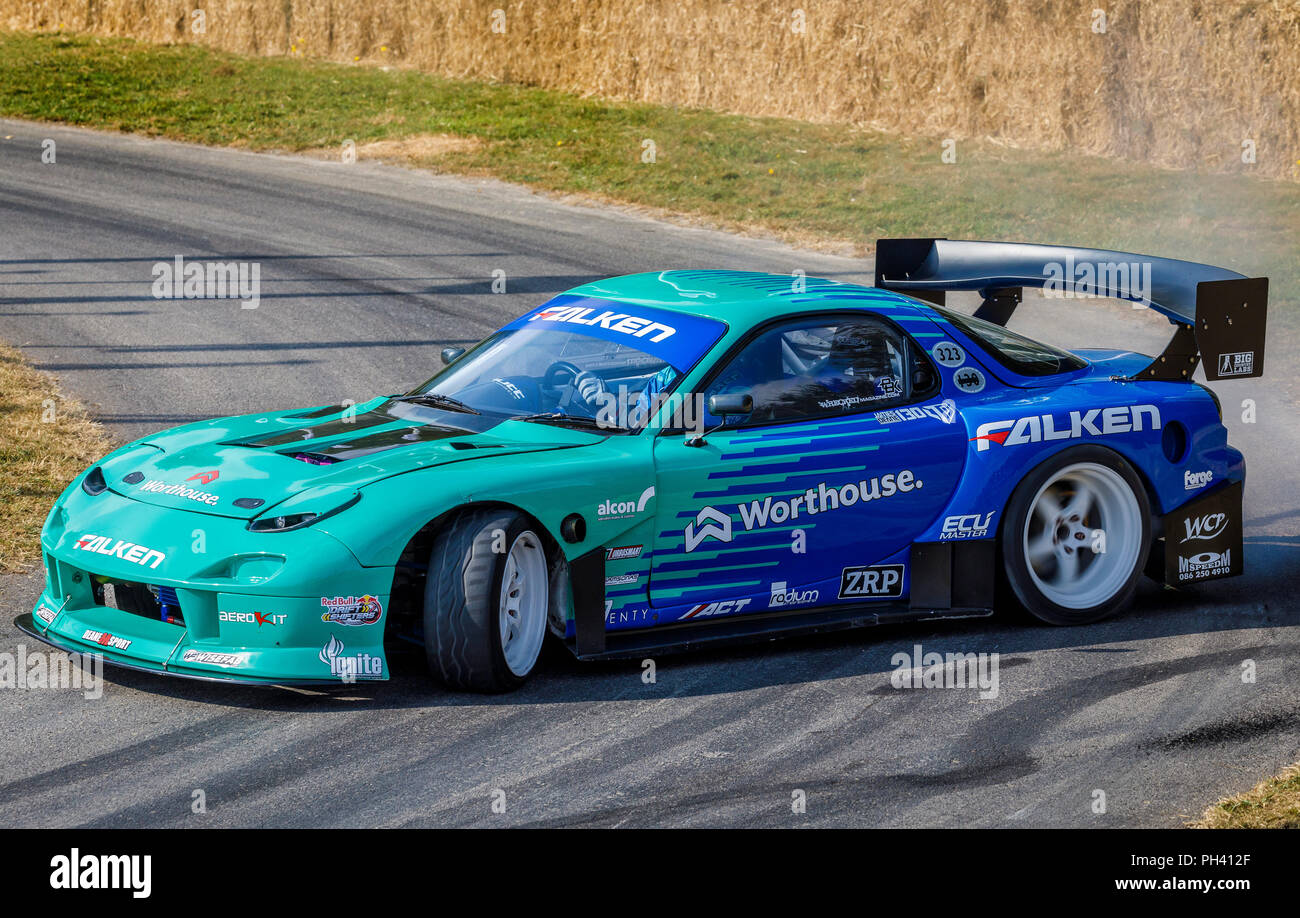 1995 Mazda RX-7 Formula Drift voiture avec chauffeur James Deane en caoutchouc sur la gravure de 2018 Goodwood Festival of Speed, Sussex, UK. Banque D'Images